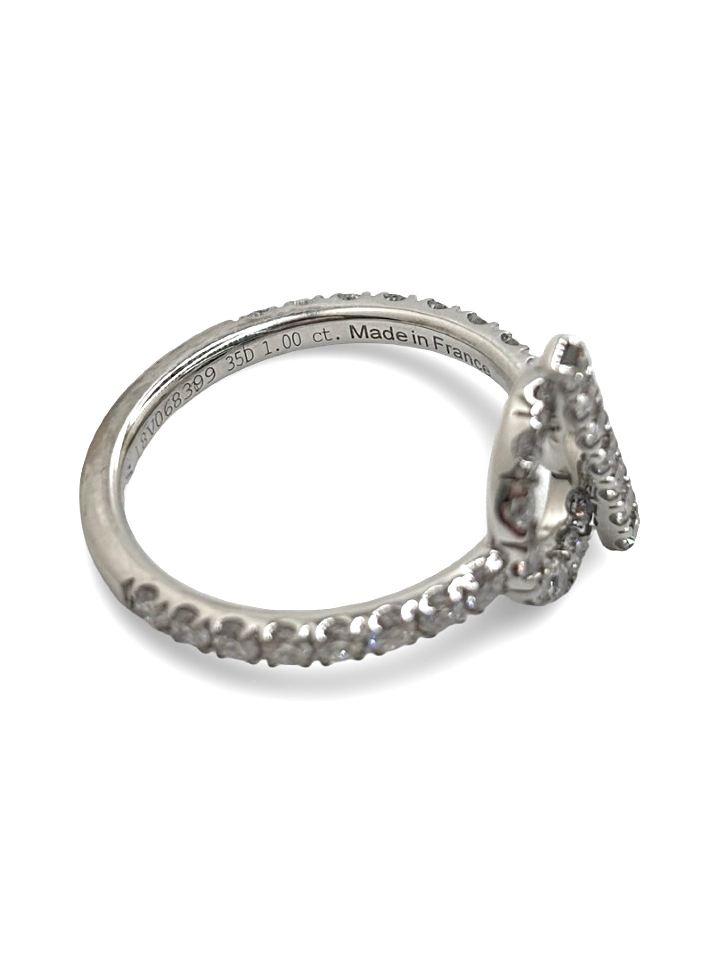 Bague Hermès Finesse en or blanc 18K sertie de diamants totalisant environ 1 carat. Cette création joaillière raffinée associe la modernité de l’or blanc 750 millièmes à l’éclat intemporel des diamants. Bijou de luxe élégant au design délicat et féminin, idéal pour une occasion spéciale, une collection de haute joaillerie ou un cadeau précieux. Finitions soignées et style sophistiqué emblématique du savoir-faire Hermès.
