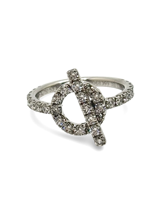 Bague Hermès Finesse en or blanc 18K sertie de diamants totalisant environ 1 carat. Cette création joaillière raffinée associe la modernité de l’or blanc 750 millièmes à l’éclat intemporel des diamants. Bijou de luxe élégant au design délicat et féminin, idéal pour une occasion spéciale, une collection de haute joaillerie ou un cadeau précieux. Finitions soignées et style sophistiqué emblématique du savoir-faire Hermès.
