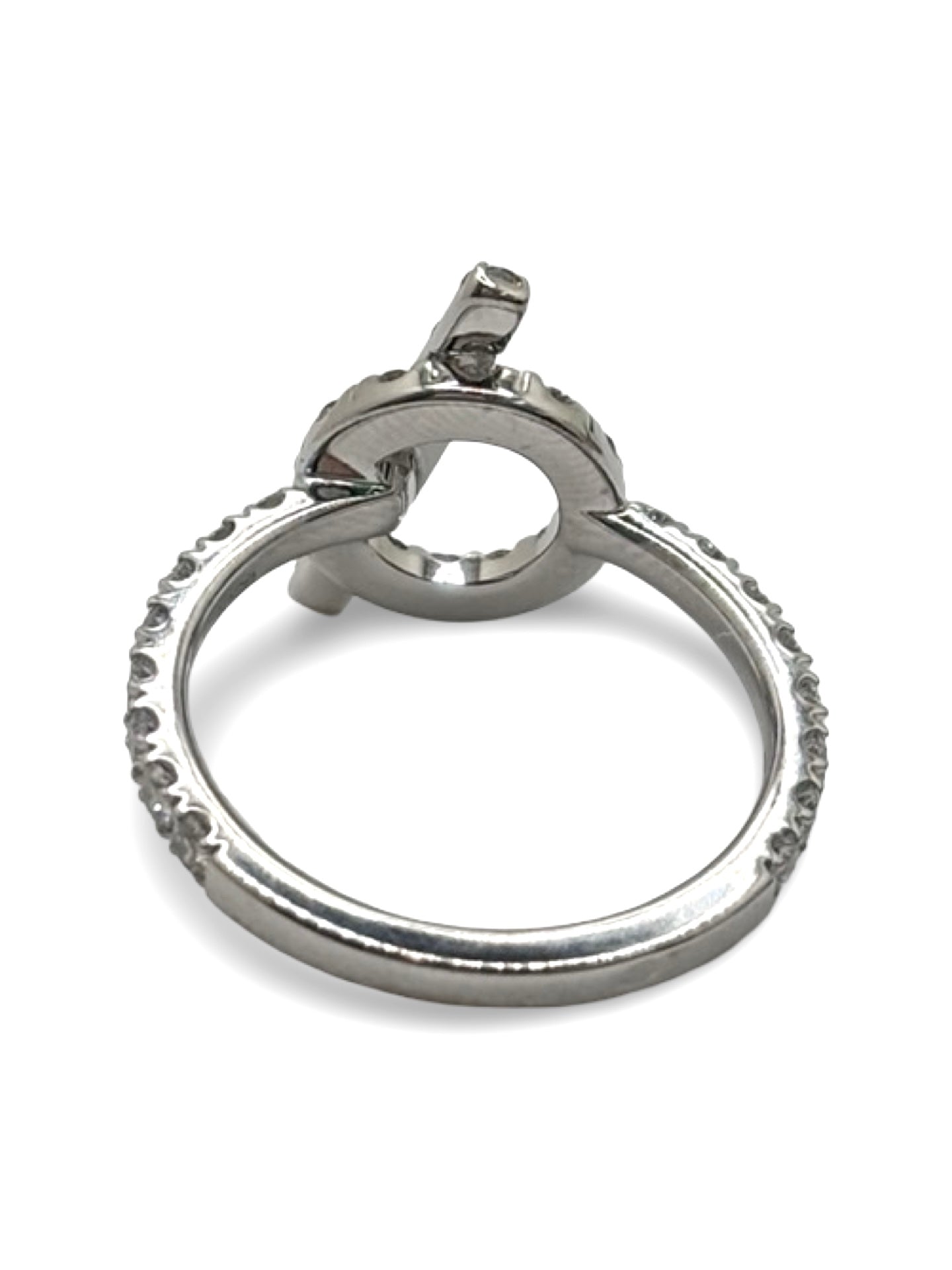 Bague Hermès Finesse en or blanc 18K sertie de diamants totalisant environ 1 carat. Cette création joaillière raffinée associe la modernité de l’or blanc 750 millièmes à l’éclat intemporel des diamants. Bijou de luxe élégant au design délicat et féminin, idéal pour une occasion spéciale, une collection de haute joaillerie ou un cadeau précieux. Finitions soignées et style sophistiqué emblématique du savoir-faire Hermès.
