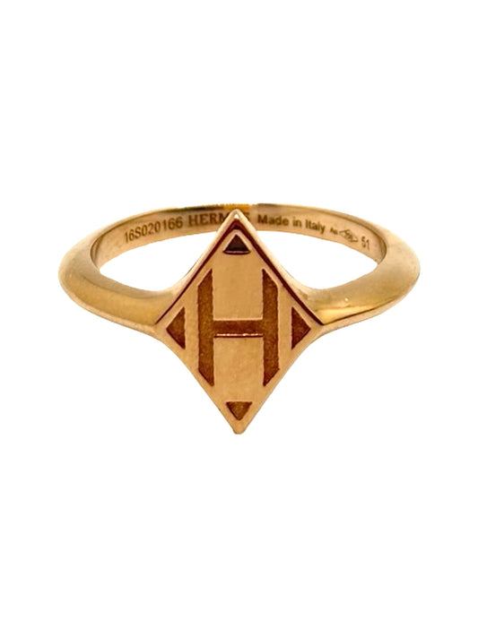 Bague Hermès modèle Gambade en or rose 18K au design élégant et contemporain. Cette création joaillière raffinée séduit par ses lignes épurées et la chaleur de l’or rose 750 millièmes. Bijou de luxe emblématique du savoir-faire Hermès, idéal pour une collection de haute joaillerie, un cadeau précieux ou un porté quotidien sophistiqué. Finitions soignées et style intemporel pour une bague chic et féminine.

