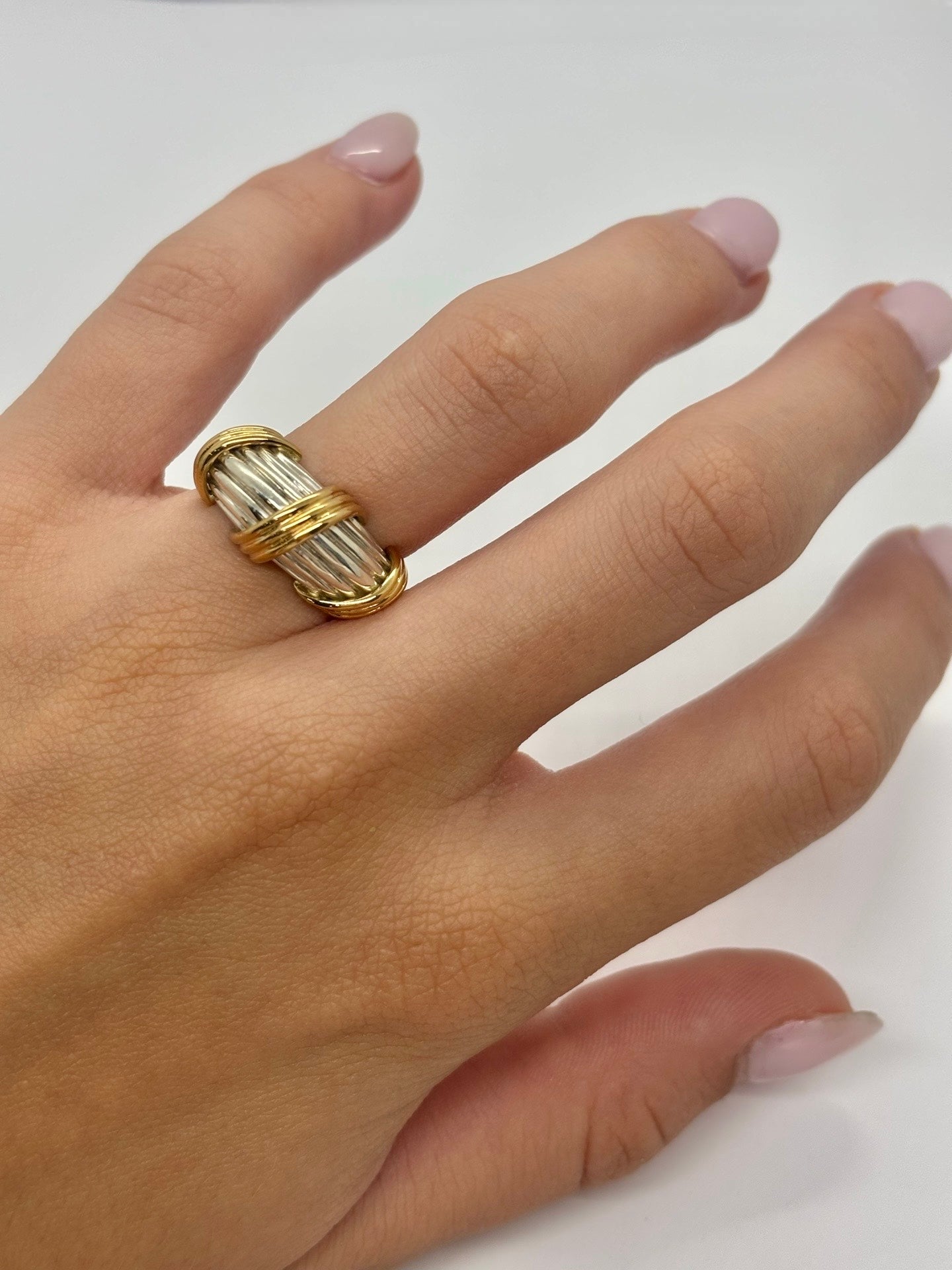 Bague Hermès vintage en or jaune 18 carats et argent 925 au design emblématique et intemporel. Ce bijou de luxe associe la chaleur de l’or jaune à l’élégance de l’argent massif pour un style raffiné et authentique. Idéale pour les amateurs de bijoux vintage et de pièces de collection, cette bague Hermès se porte au quotidien ou lors d’occasions spéciales et s’accorde facilement avec d’autres bijoux en or ou en argent.