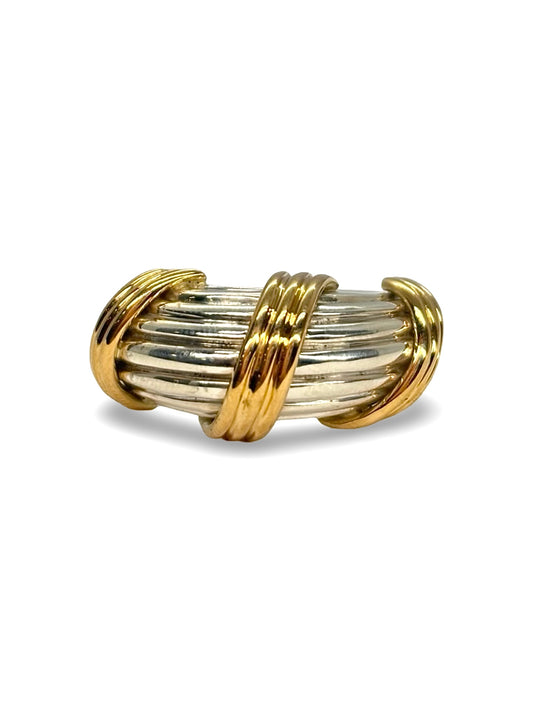 Bague Hermès vintage en or jaune 18 carats et argent 925 au design emblématique et intemporel. Ce bijou de luxe associe la chaleur de l’or jaune à l’élégance de l’argent massif pour un style raffiné et authentique. Idéale pour les amateurs de bijoux vintage et de pièces de collection, cette bague Hermès se porte au quotidien ou lors d’occasions spéciales et s’accorde facilement avec d’autres bijoux en or ou en argent.