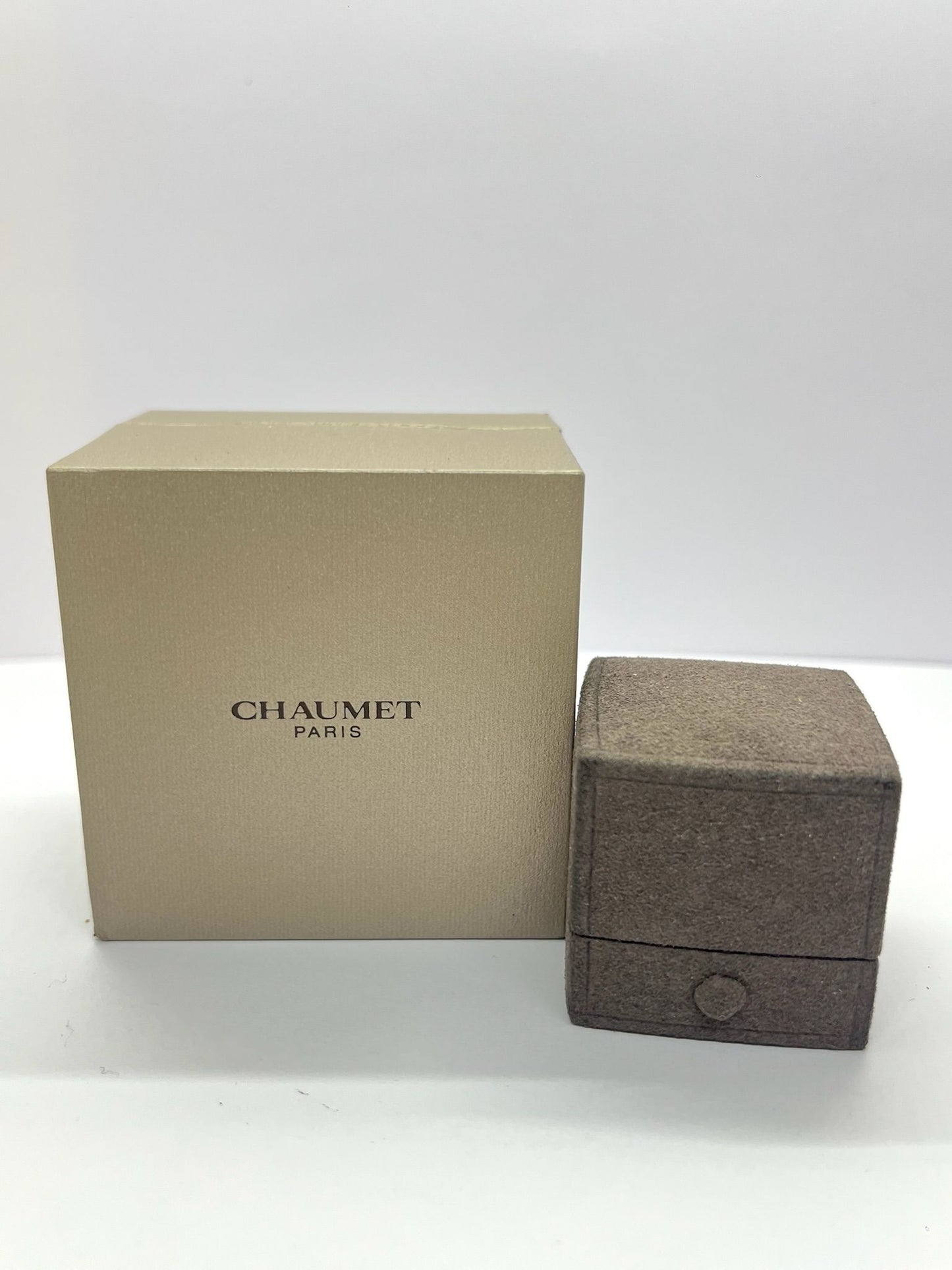 Découvrez l'élégance intemporelle de la Bague Jeux de Liens de la maison Chaumet, confectionnée en or rose. Ce bijou raffiné incarne l’art joaillier d’exception et le savoir-faire unique de la marque. Livrée avec son écrin d’origine, sa surboîte et son certificat de garantie officiel, cette bague est une pièce précieuse, symbole de raffinement et de modernité. Offrez-vous ou offrez à un être cher une création iconique, parfaite pour sublimer chaque instant.