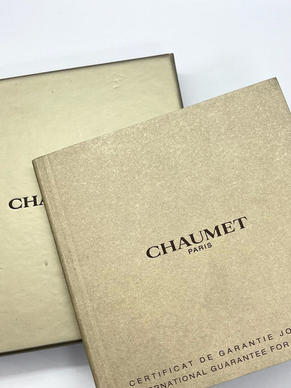 Découvrez l'élégance intemporelle de la Bague Jeux de Liens de la maison Chaumet, confectionnée en or rose. Ce bijou raffiné incarne l’art joaillier d’exception et le savoir-faire unique de la marque. Livrée avec son écrin d’origine, sa surboîte et son certificat de garantie officiel, cette bague est une pièce précieuse, symbole de raffinement et de modernité. Offrez-vous ou offrez à un être cher une création iconique, parfaite pour sublimer chaque instant.