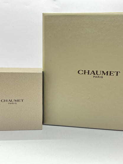 Découvrez l'élégance intemporelle de la Bague Jeux de Liens de la maison Chaumet, confectionnée en or rose. Ce bijou raffiné incarne l’art joaillier d’exception et le savoir-faire unique de la marque. Livrée avec son écrin d’origine, sa surboîte et son certificat de garantie officiel, cette bague est une pièce précieuse, symbole de raffinement et de modernité. Offrez-vous ou offrez à un être cher une création iconique, parfaite pour sublimer chaque instant.