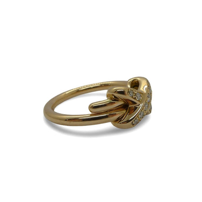 Découvrez l'élégance intemporelle de la Bague Jeux de Liens de la maison Chaumet, confectionnée en or rose. Ce bijou raffiné incarne l’art joaillier d’exception et le savoir-faire unique de la marque. Livrée avec son écrin d’origine, sa surboîte et son certificat de garantie officiel, cette bague est une pièce précieuse, symbole de raffinement et de modernité. Offrez-vous ou offrez à un être cher une création iconique, parfaite pour sublimer chaque instant.