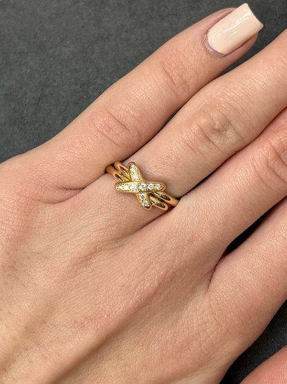 Découvrez l'élégance intemporelle de la Bague Jeux de Liens de la maison Chaumet, confectionnée en or rose. Ce bijou raffiné incarne l’art joaillier d’exception et le savoir-faire unique de la marque. Livrée avec son écrin d’origine, sa surboîte et son certificat de garantie officiel, cette bague est une pièce précieuse, symbole de raffinement et de modernité. Offrez-vous ou offrez à un être cher une création iconique, parfaite pour sublimer chaque instant.