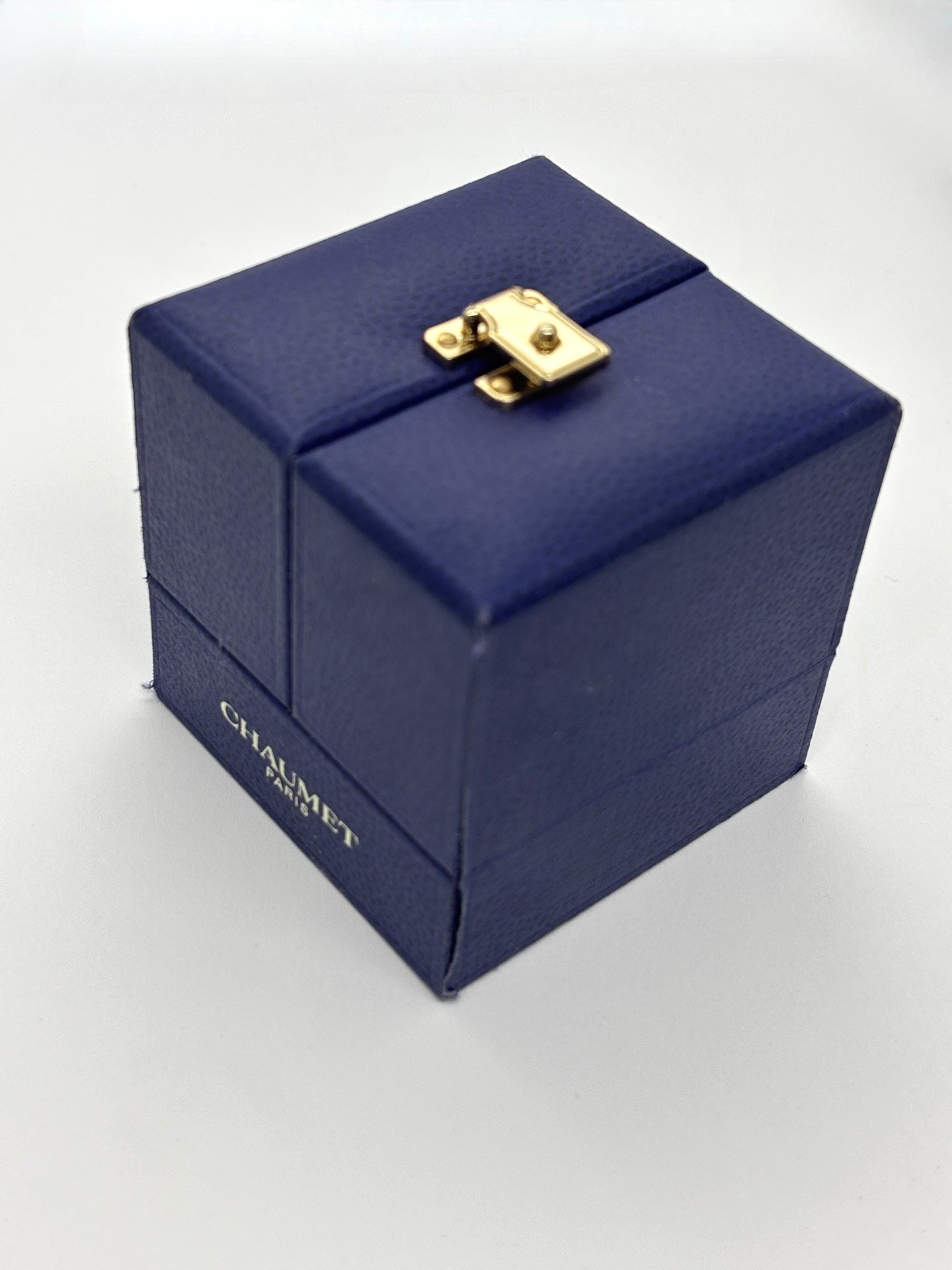 Bague jonc Chaumet en or jaune 18 carats au design épuré et intemporel. Ce bijou de luxe met en valeur la beauté de l’or jaune grâce à des lignes élégantes et une finition soignée. Appréciée pour son raffinement et son style classique, cette bague signée Chaumet s’adapte aussi bien à un port quotidien qu’aux grandes occasions.