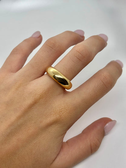 Bague jonc Chaumet en or jaune 18 carats au design épuré et intemporel. Ce bijou de luxe met en valeur la beauté de l’or jaune grâce à des lignes élégantes et une finition soignée. Appréciée pour son raffinement et son style classique, cette bague signée Chaumet s’adapte aussi bien à un port quotidien qu’aux grandes occasions.