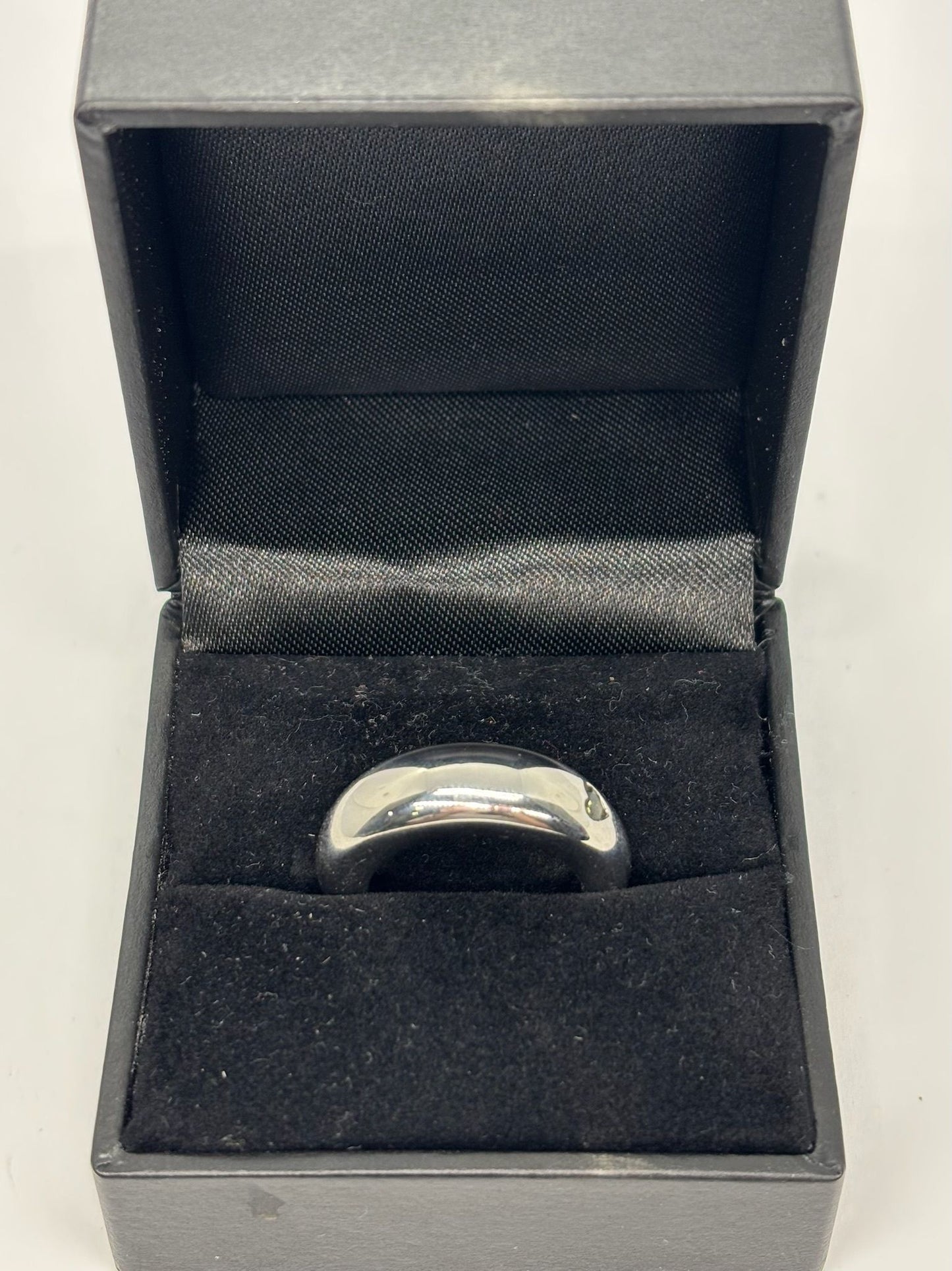 Bague jonc signée Chaumet, en or blanc 18 carats, sublimée par un saphir vert au ton raffiné. Cette création épurée incarne l’élégance contemporaine de la maison, alliant pureté des lignes et éclat précieux de la pierre. Son design minimaliste met en valeur la rareté du saphir vert, pour un bijou à la fois discret et sophistiqué, parfait pour accompagner avec distinction les moments du quotidien comme les grandes occasions.