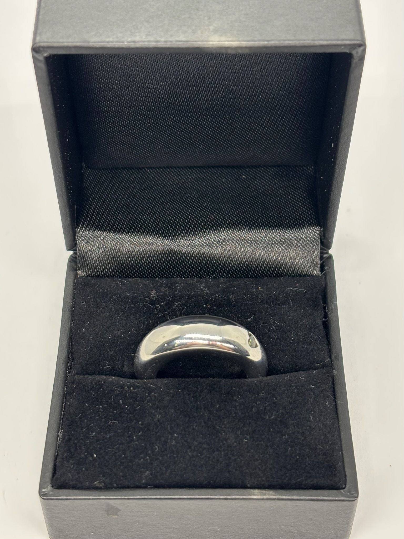 Bague jonc signée Chaumet, en or blanc 18 carats, sublimée par un saphir vert au ton raffiné. Cette création épurée incarne l’élégance contemporaine de la maison, alliant pureté des lignes et éclat précieux de la pierre. Son design minimaliste met en valeur la rareté du saphir vert, pour un bijou à la fois discret et sophistiqué, parfait pour accompagner avec distinction les moments du quotidien comme les grandes occasions.