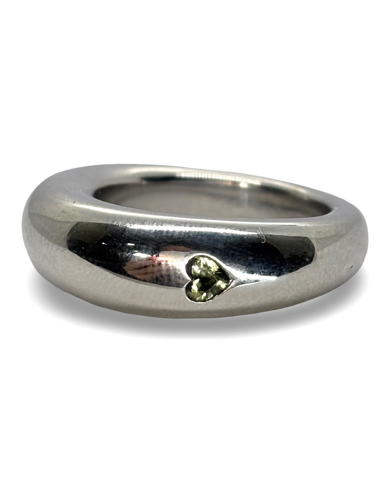 Bague jonc signée Chaumet, en or blanc 18 carats, sublimée par un saphir vert au ton raffiné. Cette création épurée incarne l’élégance contemporaine de la maison, alliant pureté des lignes et éclat précieux de la pierre. Son design minimaliste met en valeur la rareté du saphir vert, pour un bijou à la fois discret et sophistiqué, parfait pour accompagner avec distinction les moments du quotidien comme les grandes occasions.