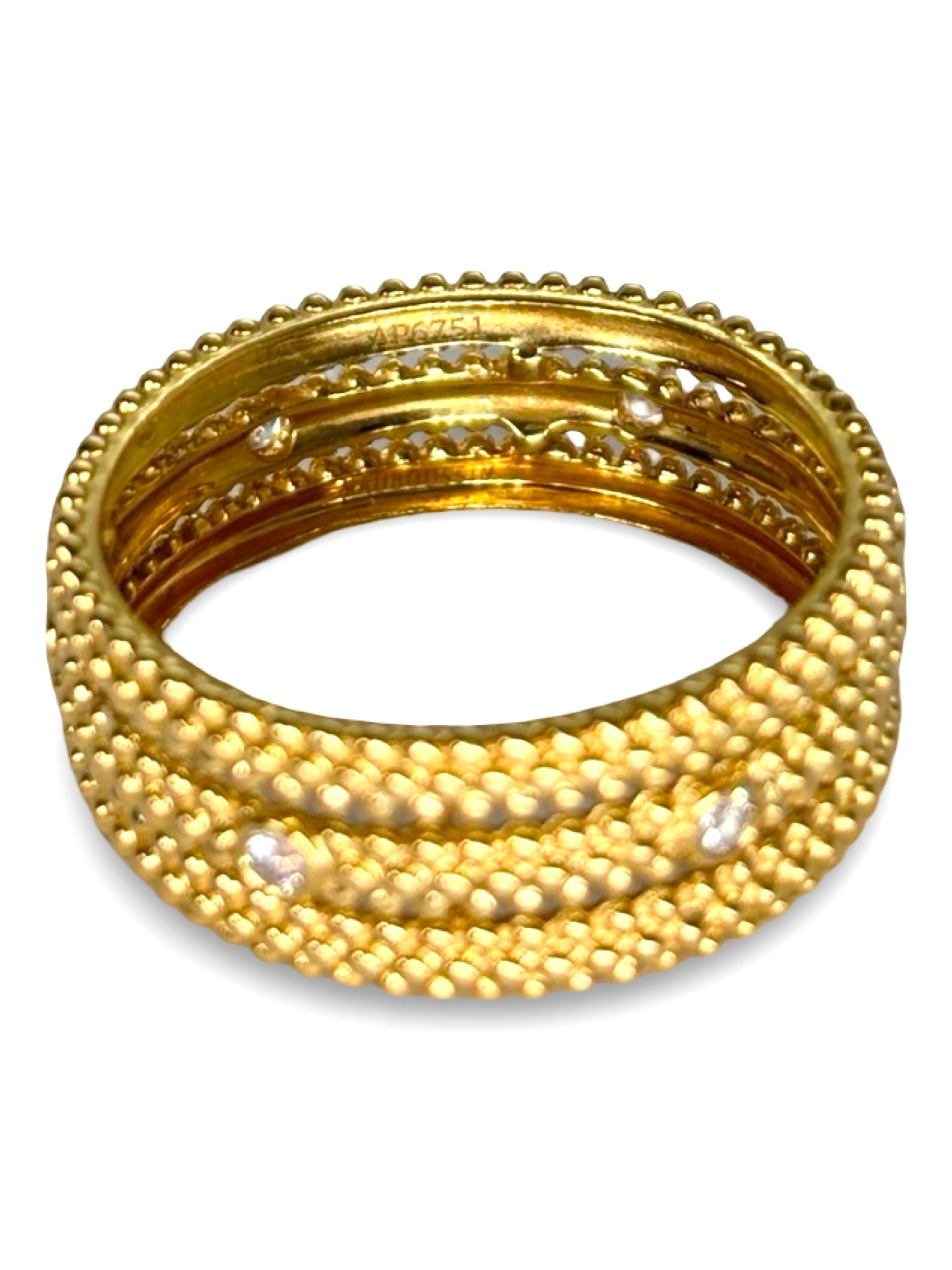 Bague Mauboussin Le Premier Jour en or jaune sertie de diamants, au design élégant et intemporel. Anneau en or jaune poli mettant en valeur un pavage lumineux apportant éclat et raffinement. Bijou de joaillerie idéal pour célébrer un engagement, un anniversaire ou un événement précieux. Style féminin et sophistiqué, parfait pour un porté quotidien ou une occasion spéciale. Bague de luxe en or et diamants alliant tradition joaillière et modernité.