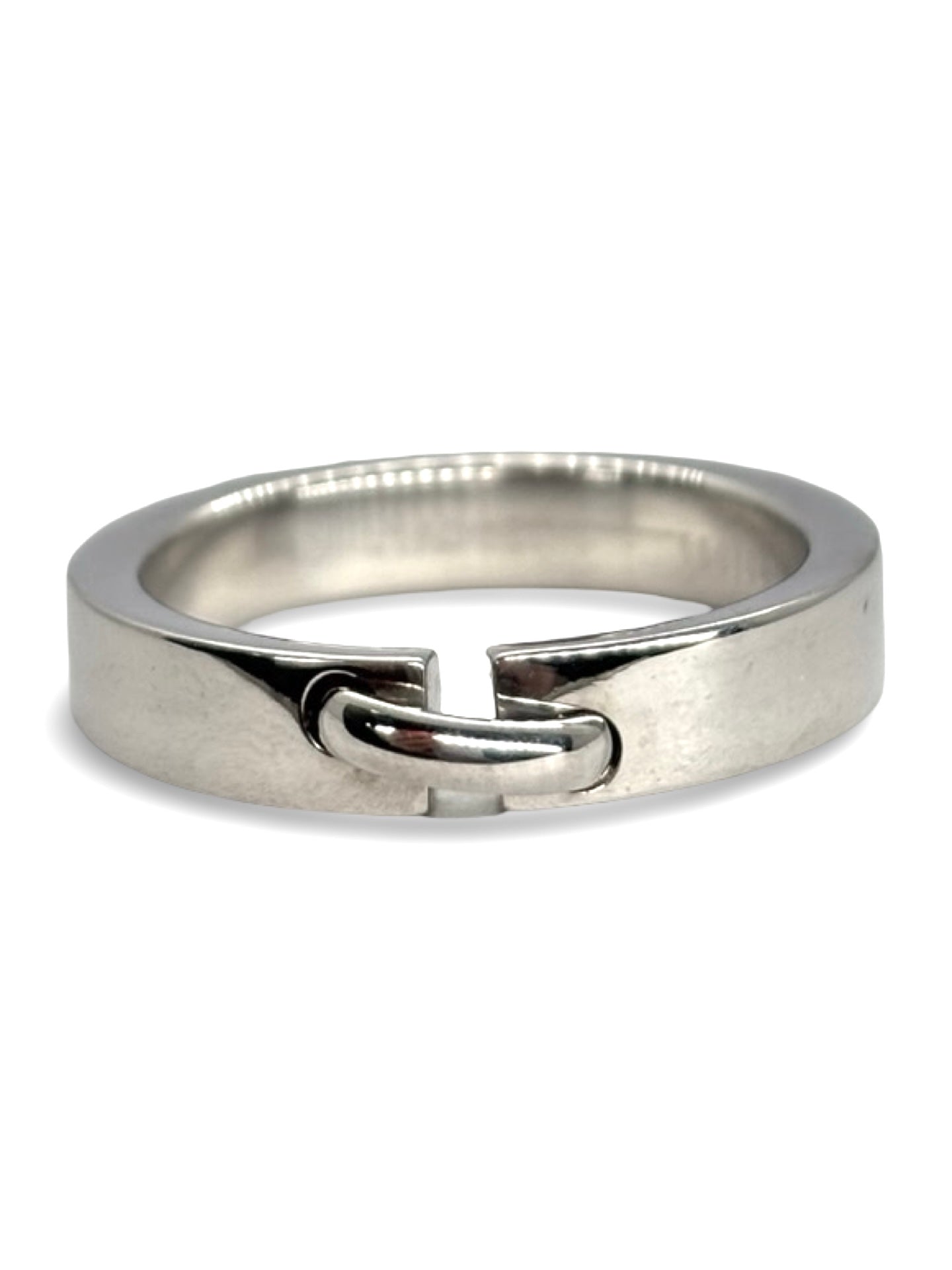 Bague Lien de Chaumet en or blanc 18 carats, symbole d’élégance et de modernité. Ce bijou raffiné séduit par son design graphique et épuré, mettant en valeur l’éclat précieux de l’or blanc. Une bague intemporelle qui sublime la main avec finesse, parfaite pour une occasion spéciale ou pour enrichir une collection de joaillerie contemporaine et luxueuse.