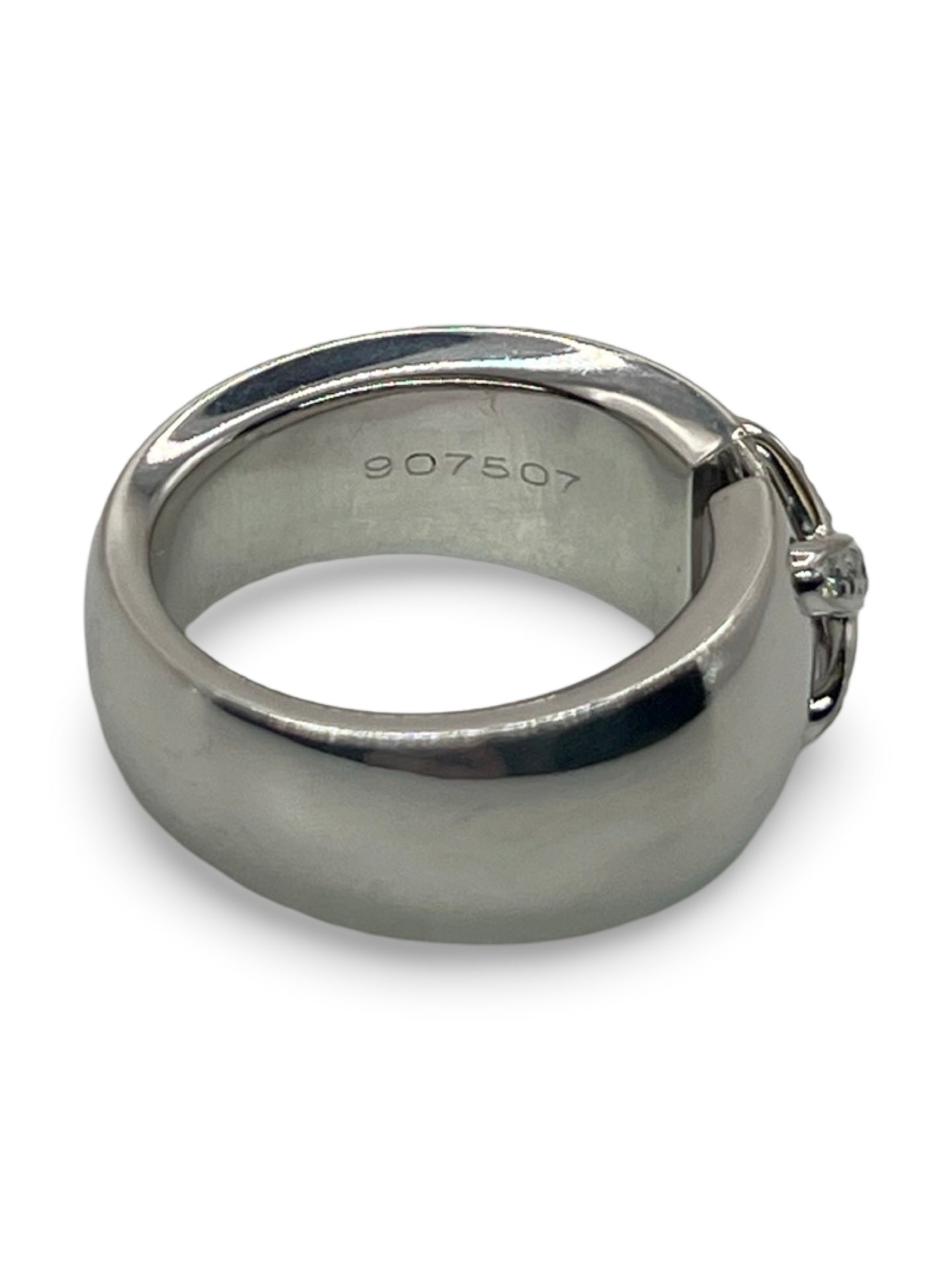 
Découvrez la superbe bague Liens de la maison Chaumet, un bijou raffiné alliant élégance et savoir-faire joaillier. Ce précieux anneau, symbole d’attachement et de sophistication, est vendu avec sa boîte d’origine Chaumet, garantissant son authenticité et son prestige. Parfait pour une occasion spéciale ou pour sublimer votre collection de bijoux.