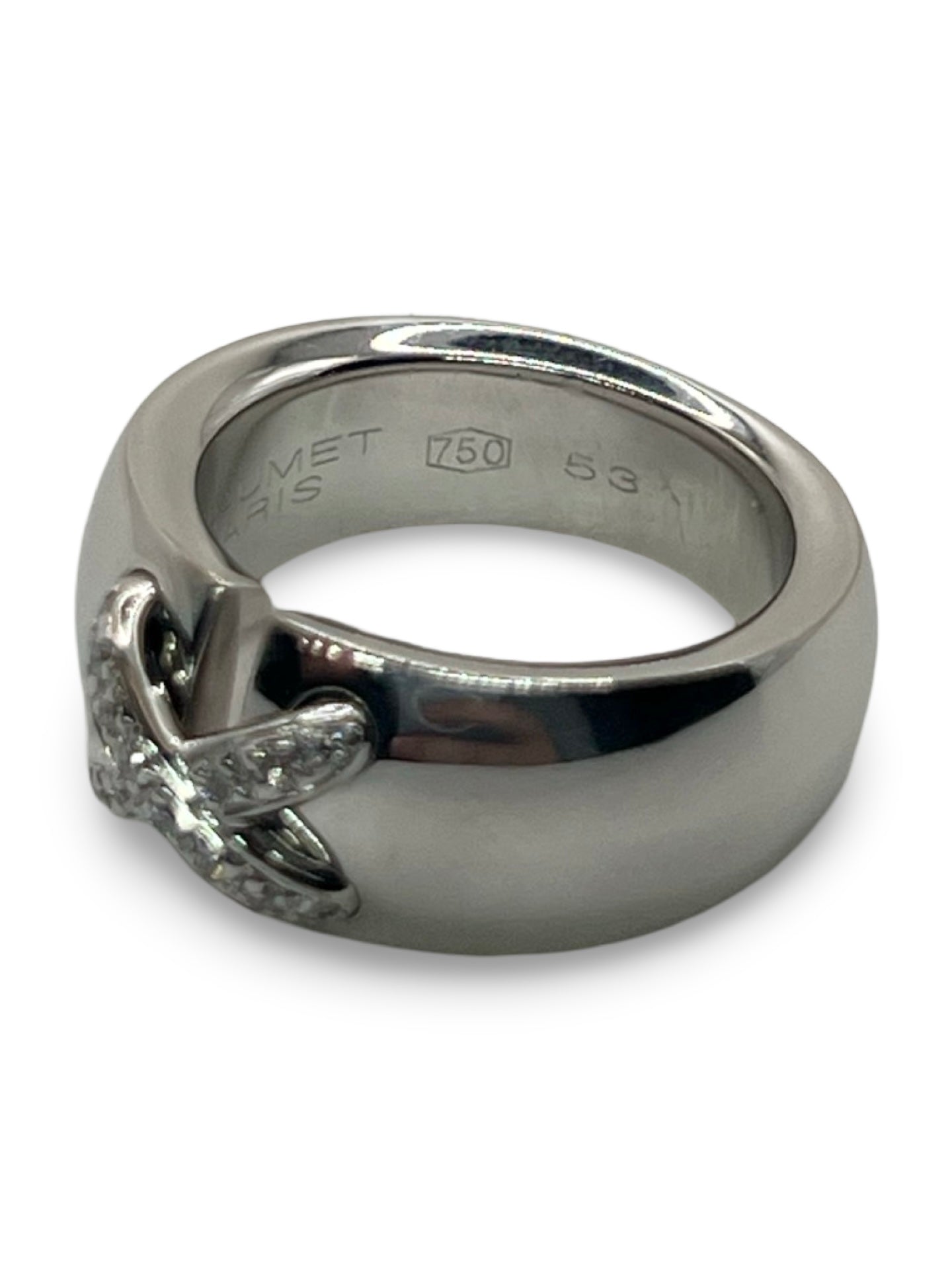 
Découvrez la superbe bague Liens de la maison Chaumet, un bijou raffiné alliant élégance et savoir-faire joaillier. Ce précieux anneau, symbole d’attachement et de sophistication, est vendu avec sa boîte d’origine Chaumet, garantissant son authenticité et son prestige. Parfait pour une occasion spéciale ou pour sublimer votre collection de bijoux.