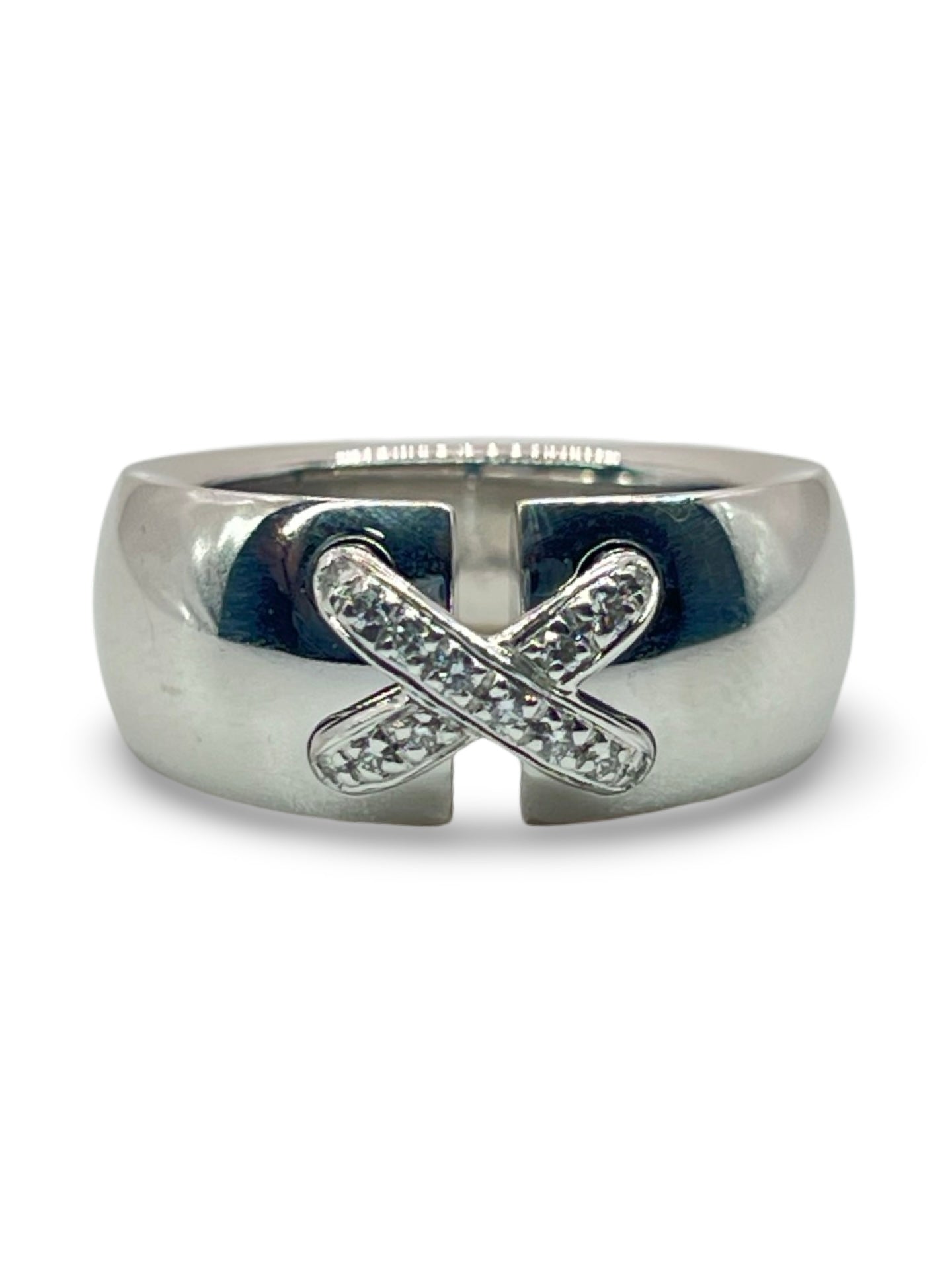 
Découvrez la superbe bague Liens de la maison Chaumet, un bijou raffiné alliant élégance et savoir-faire joaillier. Ce précieux anneau, symbole d’attachement et de sophistication, est vendu avec sa boîte d’origine Chaumet, garantissant son authenticité et son prestige. Parfait pour une occasion spéciale ou pour sublimer votre collection de bijoux.