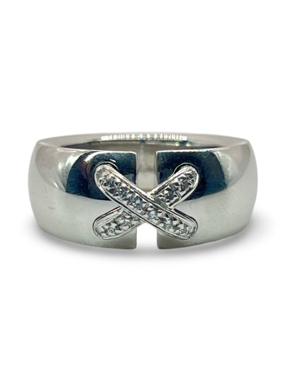 
Découvrez la superbe bague Liens de la maison Chaumet, un bijou raffiné alliant élégance et savoir-faire joaillier. Ce précieux anneau, symbole d’attachement et de sophistication, est vendu avec sa boîte d’origine Chaumet, garantissant son authenticité et son prestige. Parfait pour une occasion spéciale ou pour sublimer votre collection de bijoux.