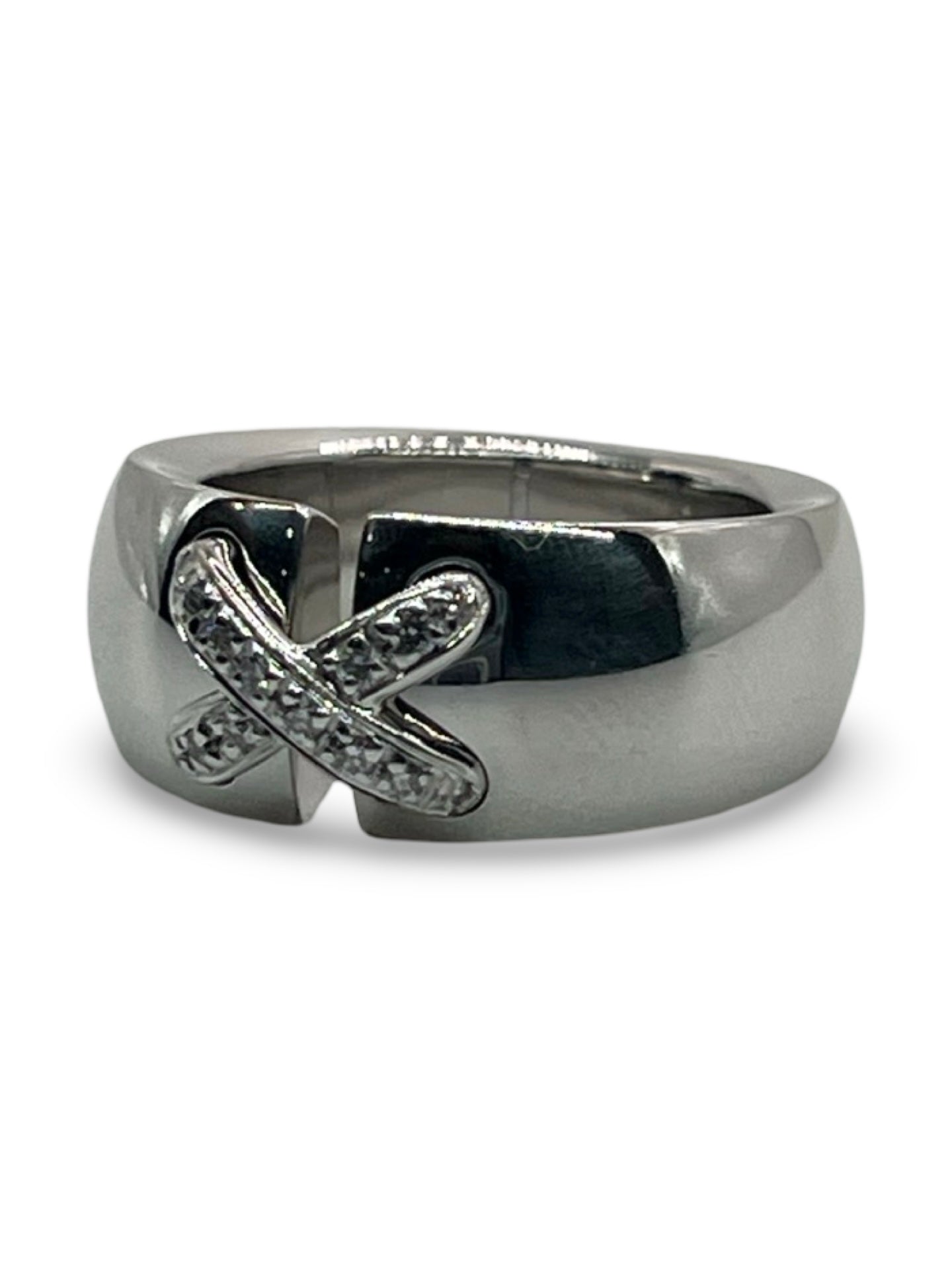 
Découvrez la superbe bague Liens de la maison Chaumet, un bijou raffiné alliant élégance et savoir-faire joaillier. Ce précieux anneau, symbole d’attachement et de sophistication, est vendu avec sa boîte d’origine Chaumet, garantissant son authenticité et son prestige. Parfait pour une occasion spéciale ou pour sublimer votre collection de bijoux.