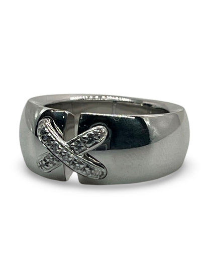 
Découvrez la superbe bague Liens de la maison Chaumet, un bijou raffiné alliant élégance et savoir-faire joaillier. Ce précieux anneau, symbole d’attachement et de sophistication, est vendu avec sa boîte d’origine Chaumet, garantissant son authenticité et son prestige. Parfait pour une occasion spéciale ou pour sublimer votre collection de bijoux.