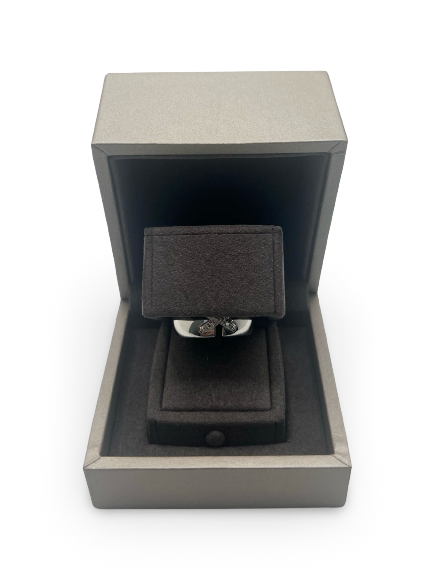 
Découvrez la superbe bague Liens de la maison Chaumet, un bijou raffiné alliant élégance et savoir-faire joaillier. Ce précieux anneau, symbole d’attachement et de sophistication, est vendu avec sa boîte d’origine Chaumet, garantissant son authenticité et son prestige. Parfait pour une occasion spéciale ou pour sublimer votre collection de bijoux.