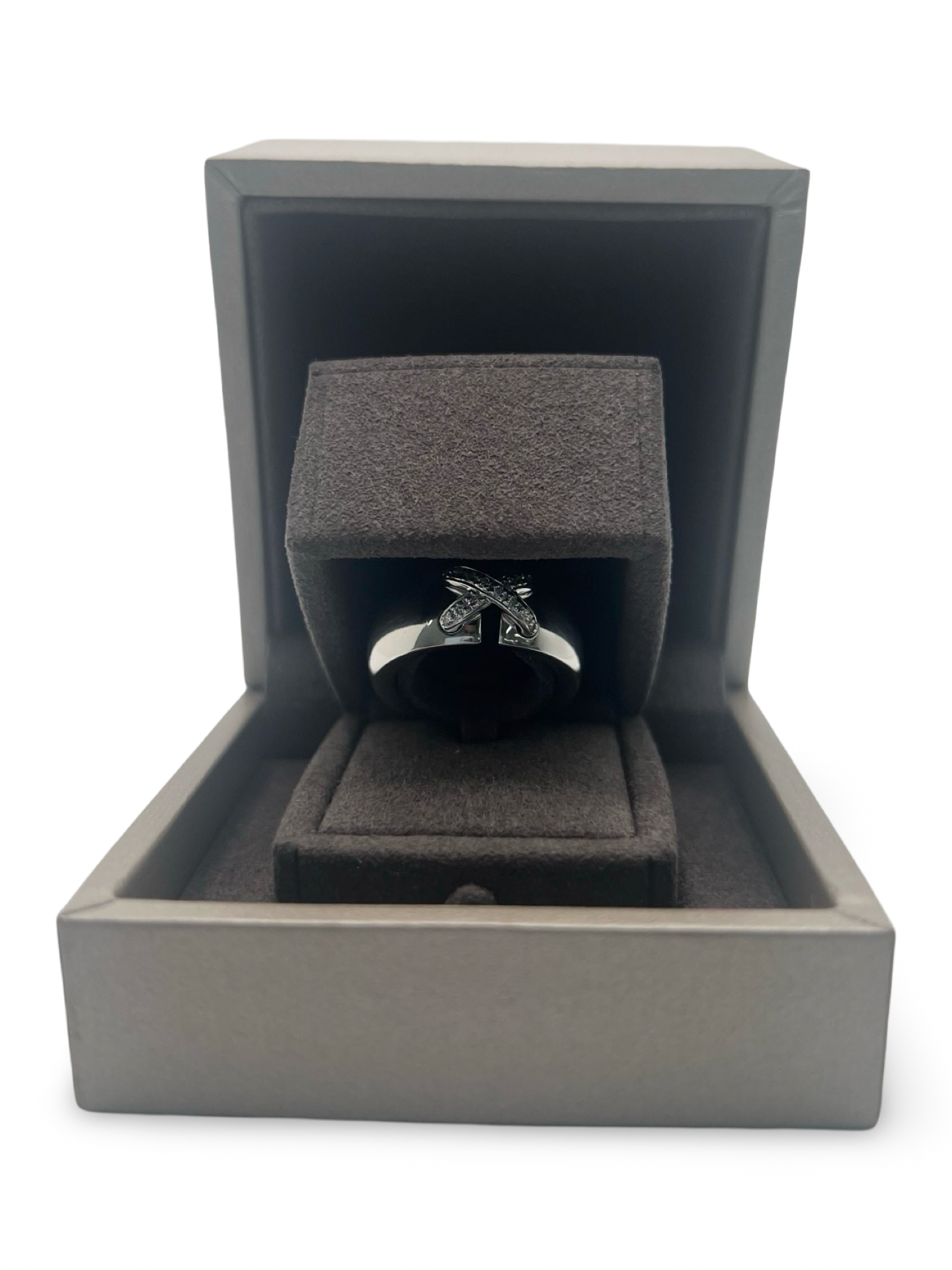 
Découvrez la superbe bague Liens de la maison Chaumet, un bijou raffiné alliant élégance et savoir-faire joaillier. Ce précieux anneau, symbole d’attachement et de sophistication, est vendu avec sa boîte d’origine Chaumet, garantissant son authenticité et son prestige. Parfait pour une occasion spéciale ou pour sublimer votre collection de bijoux.