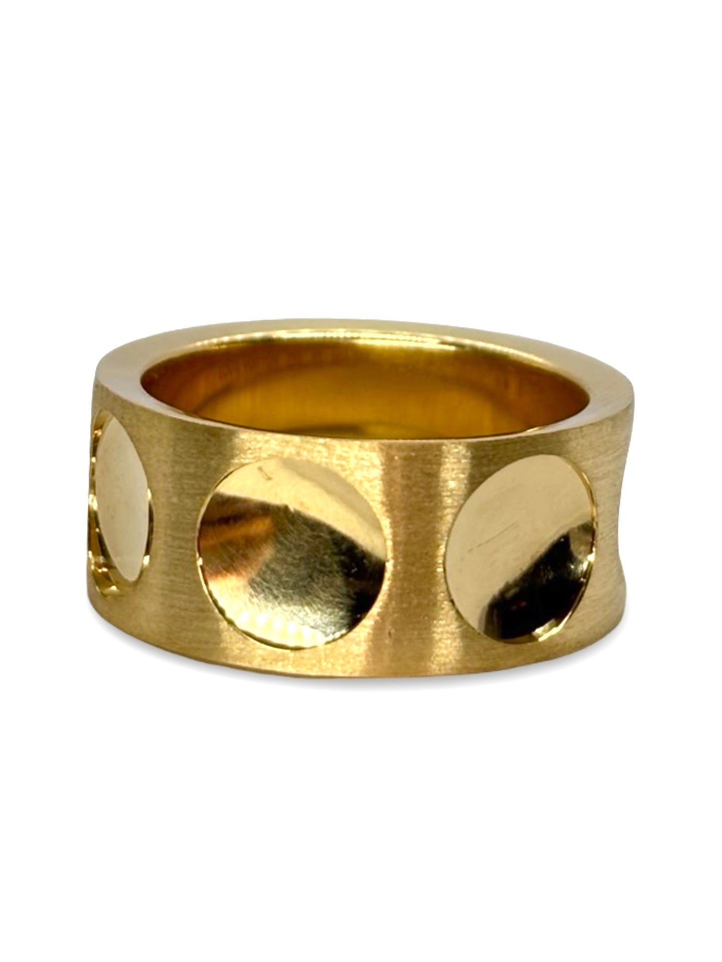 Élégante bague Louis Vuitton Empreinte en or jaune 18 carats, sublimée par de délicats diamants sertis. Ce bijou de luxe, symbole de raffinement et de savoir-faire joaillier, incarne l’excellence de la maison Louis Vuitton. Un choix idéal pour sublimer votre style ou célébrer un moment précieux.