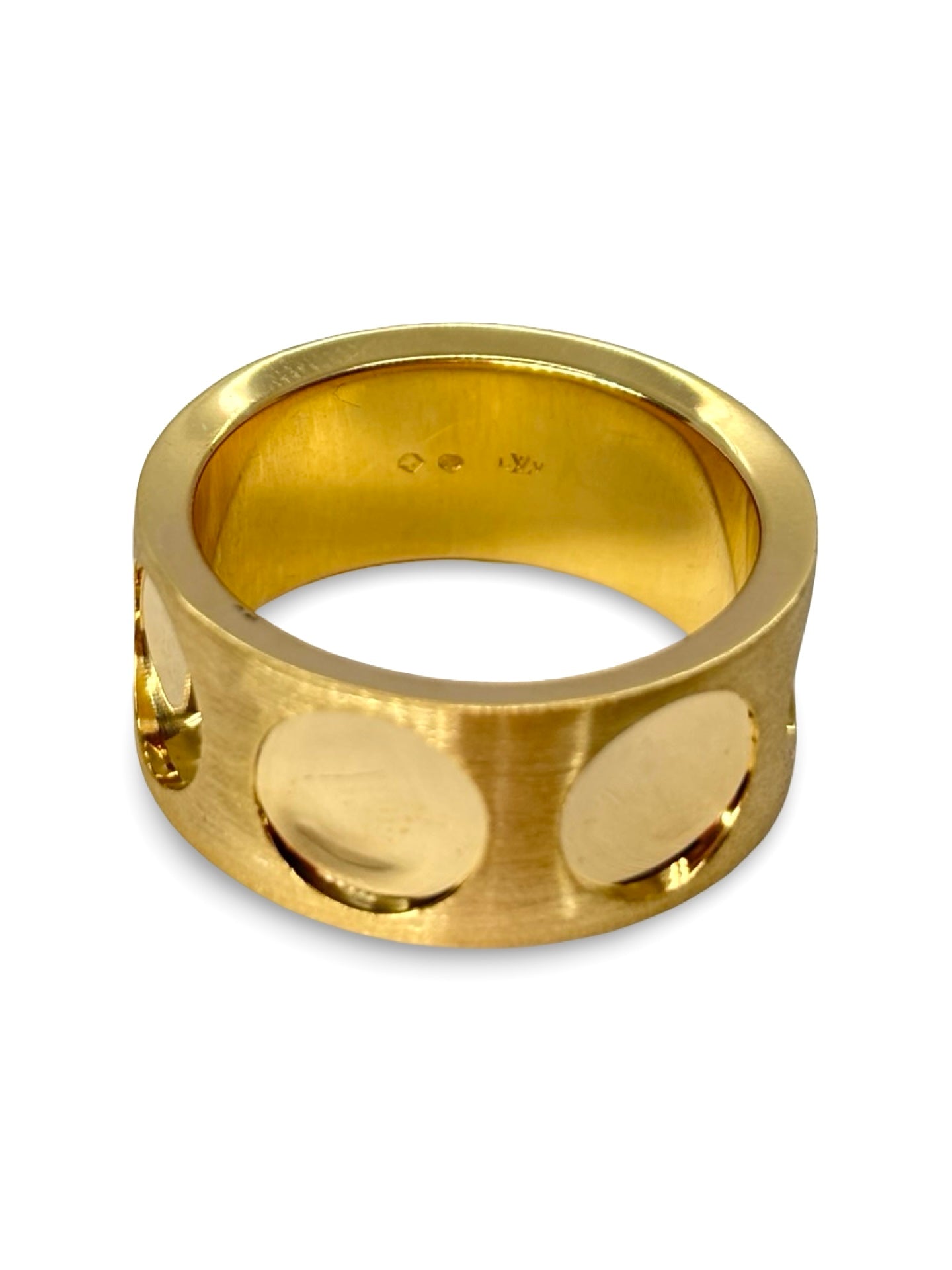 Élégante bague Louis Vuitton Empreinte en or jaune 18 carats, sublimée par de délicats diamants sertis. Ce bijou de luxe, symbole de raffinement et de savoir-faire joaillier, incarne l’excellence de la maison Louis Vuitton. Un choix idéal pour sublimer votre style ou célébrer un moment précieux.
