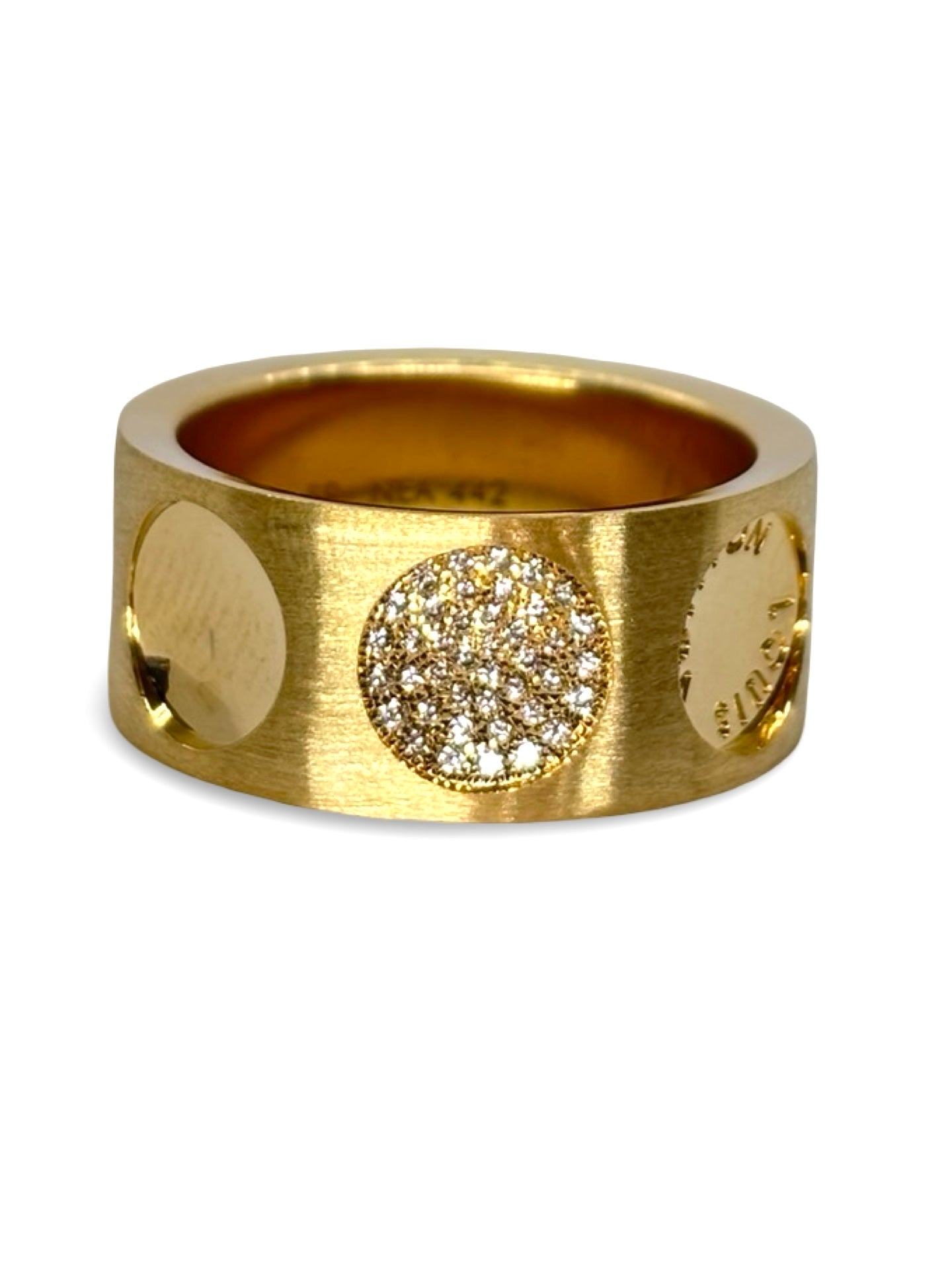 Élégante bague Louis Vuitton Empreinte en or jaune 18 carats, sublimée par de délicats diamants sertis. Ce bijou de luxe, symbole de raffinement et de savoir-faire joaillier, incarne l’excellence de la maison Louis Vuitton. Un choix idéal pour sublimer votre style ou célébrer un moment précieux.