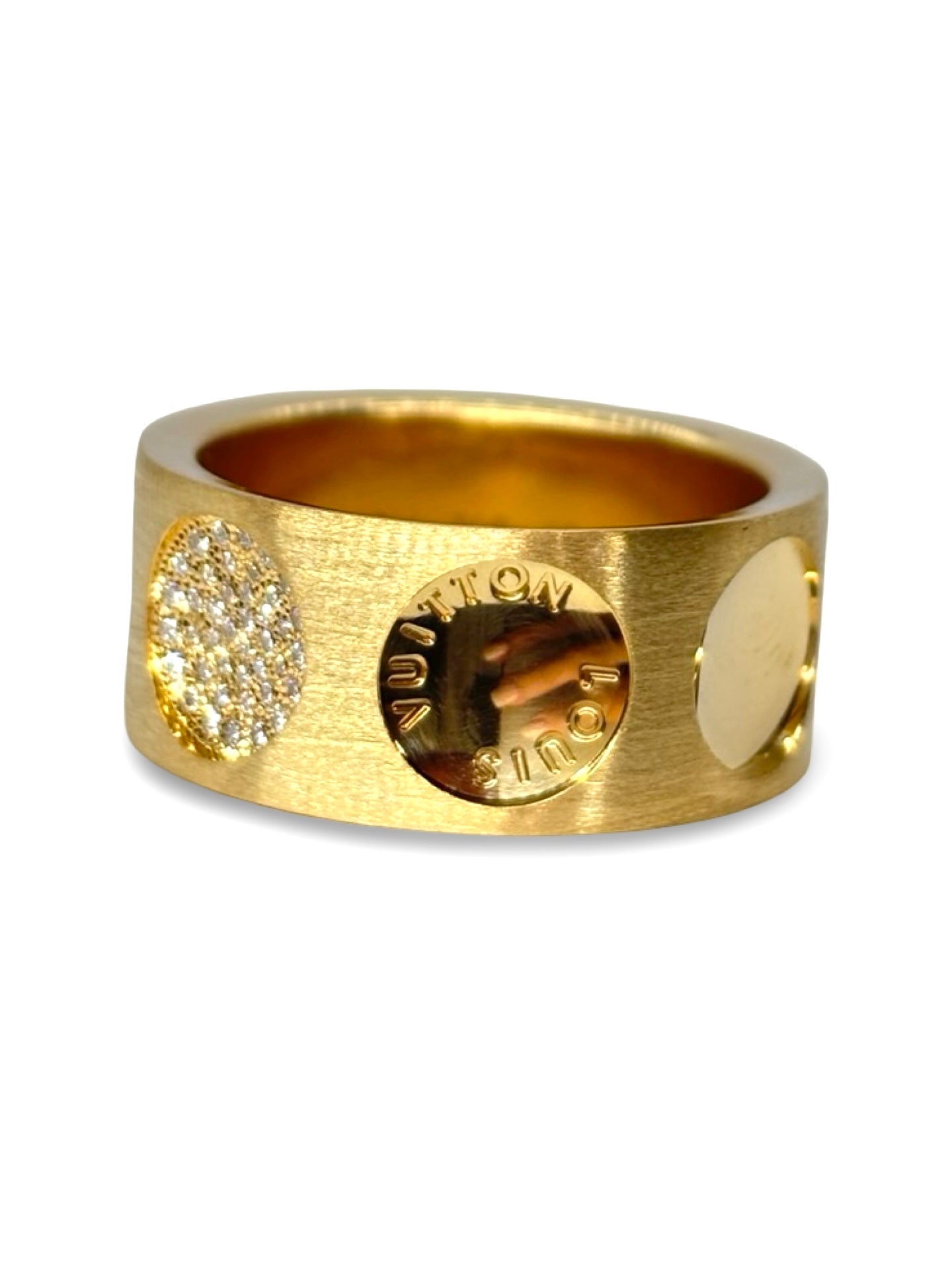 Élégante bague Louis Vuitton Empreinte en or jaune 18 carats, sublimée par de délicats diamants sertis. Ce bijou de luxe, symbole de raffinement et de savoir-faire joaillier, incarne l’excellence de la maison Louis Vuitton. Un choix idéal pour sublimer votre style ou célébrer un moment précieux.