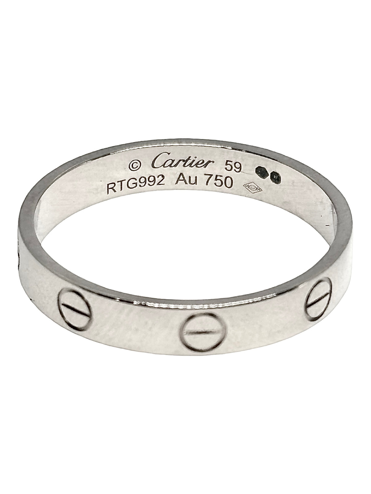 Bague Cartier Love petit modèle en or blanc 18K, un bijou iconique de la maison Cartier reconnaissable à son design intemporel inspiré d’un bracelet vissé. Cette bague en or blanc 18 carats séduit par ses lignes élégantes et raffinées. Le petit modèle offre une silhouette délicate, idéale portée seule ou associée à d’autres bagues. Une pièce emblématique de joaillerie, parfaite pour un style chic et contemporain.