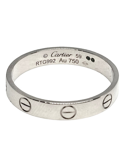 Bague Cartier Love petit modèle en or blanc 18K, un bijou iconique de la maison Cartier reconnaissable à son design intemporel inspiré d’un bracelet vissé. Cette bague en or blanc 18 carats séduit par ses lignes élégantes et raffinées. Le petit modèle offre une silhouette délicate, idéale portée seule ou associée à d’autres bagues. Une pièce emblématique de joaillerie, parfaite pour un style chic et contemporain.