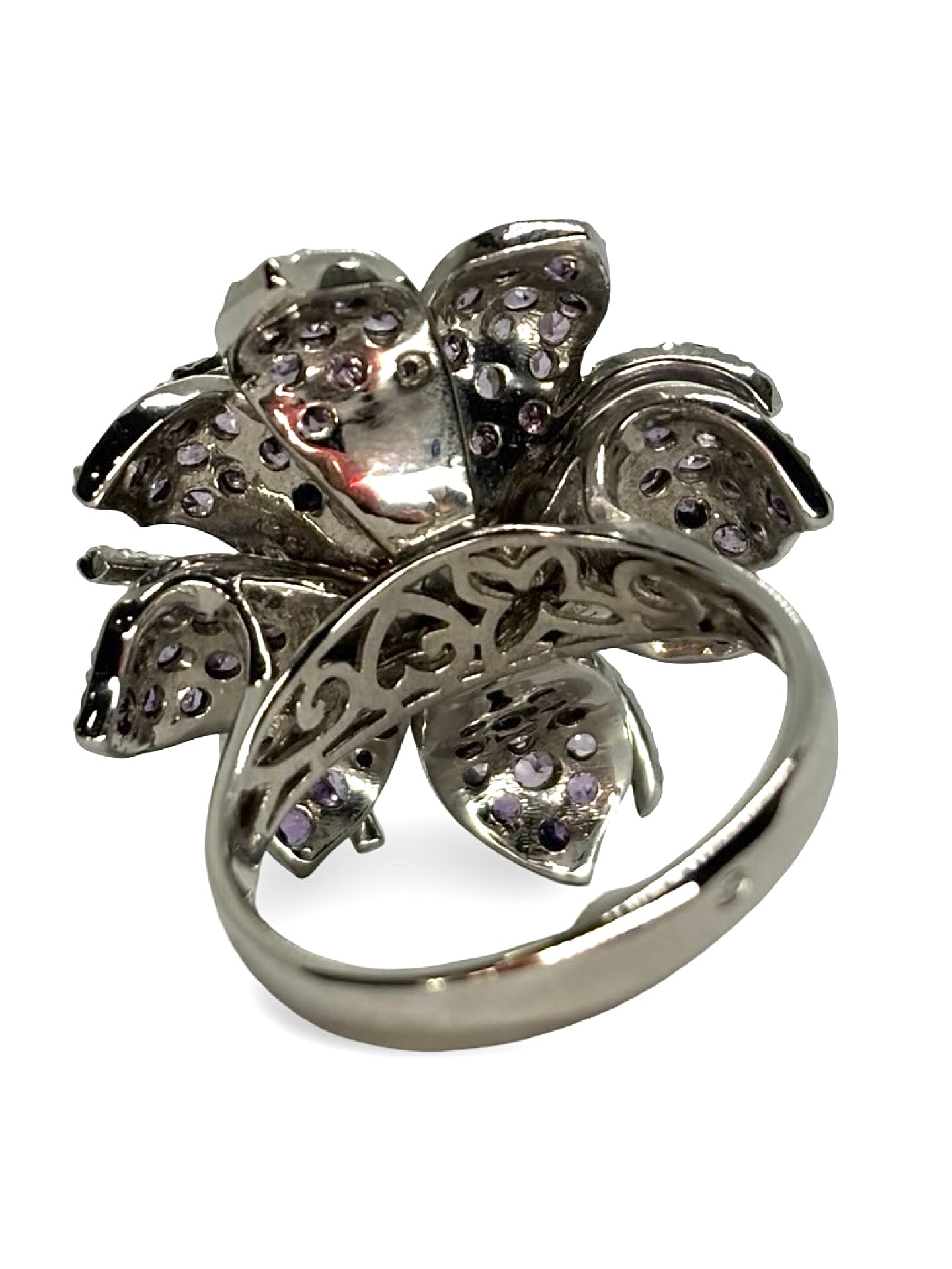 Sublimez votre style avec cette bague fleur MATY en or blanc, ornée de diamants, améthystes et tourmalines. Ce bijou raffiné allie l’éclat intemporel du diamant à la couleur vibrante des pierres précieuses. Idéale pour une touche d’élégance unique, cette création MATY incarne le luxe et la féminité dans un design floral délicat.