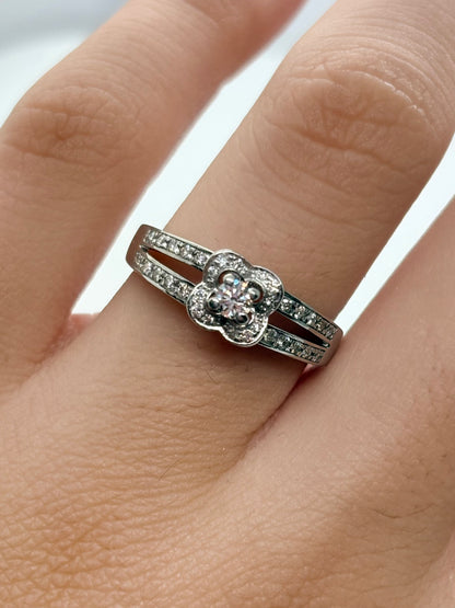 Bague Mauboussin modèle « Chance of Love n°2 » en or blanc 18K (750 millièmes), ornée de diamants naturels pour un poids total de 0,22 carat. Ce bijou raffiné de la maison Mauboussin séduit par son design élégant et contemporain, sublimé par l’éclat délicat des diamants. Cette bague en or blanc et diamants apporte une touche de lumière et de sophistication à chaque tenue. Un bijou de luxe intemporel, idéal pour offrir un cadeau précieux ou célébrer un moment spécial.