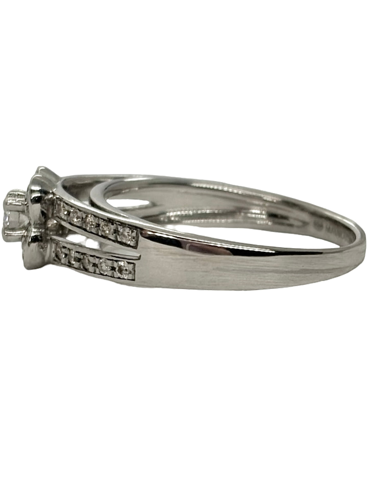 Bague Mauboussin modèle « Chance of Love n°2 » en or blanc 18K (750 millièmes), ornée de diamants naturels pour un poids total de 0,22 carat. Ce bijou raffiné de la maison Mauboussin séduit par son design élégant et contemporain, sublimé par l’éclat délicat des diamants. Cette bague en or blanc et diamants apporte une touche de lumière et de sophistication à chaque tenue. Un bijou de luxe intemporel, idéal pour offrir un cadeau précieux ou célébrer un moment spécial.