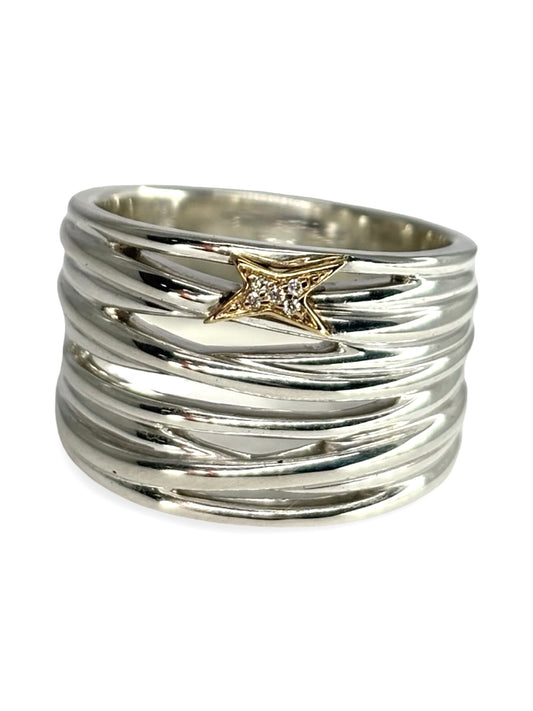 Bague Kiff & Kiss ring en argent 925 signée Mauboussin. Son design contemporain et raffiné, inspiré de l’univers romantique de la collection Kiff & Kiss, allie élégance et modernité. Un anneau lumineux et délicat, parfait pour sublimer la main au quotidien ou offrir un bijou symbolique et tendance.