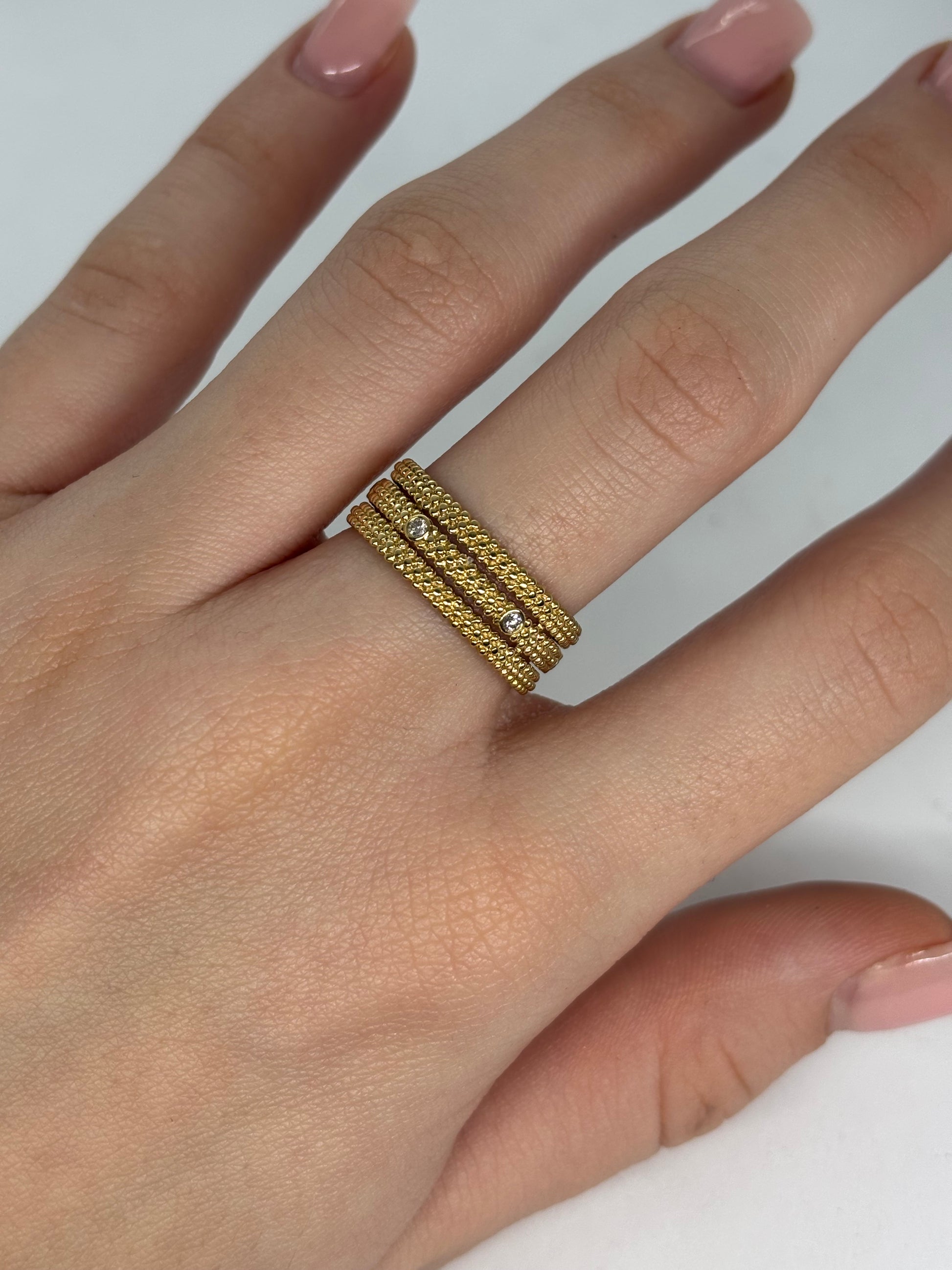 Bague Mauboussin Le Premier Jour en or jaune sertie de diamants, au design élégant et intemporel. Anneau en or jaune poli mettant en valeur un pavage lumineux apportant éclat et raffinement. Bijou de joaillerie idéal pour célébrer un engagement, un anniversaire ou un événement précieux. Style féminin et sophistiqué, parfait pour un porté quotidien ou une occasion spéciale. Bague de luxe en or et diamants alliant tradition joaillière et modernité.