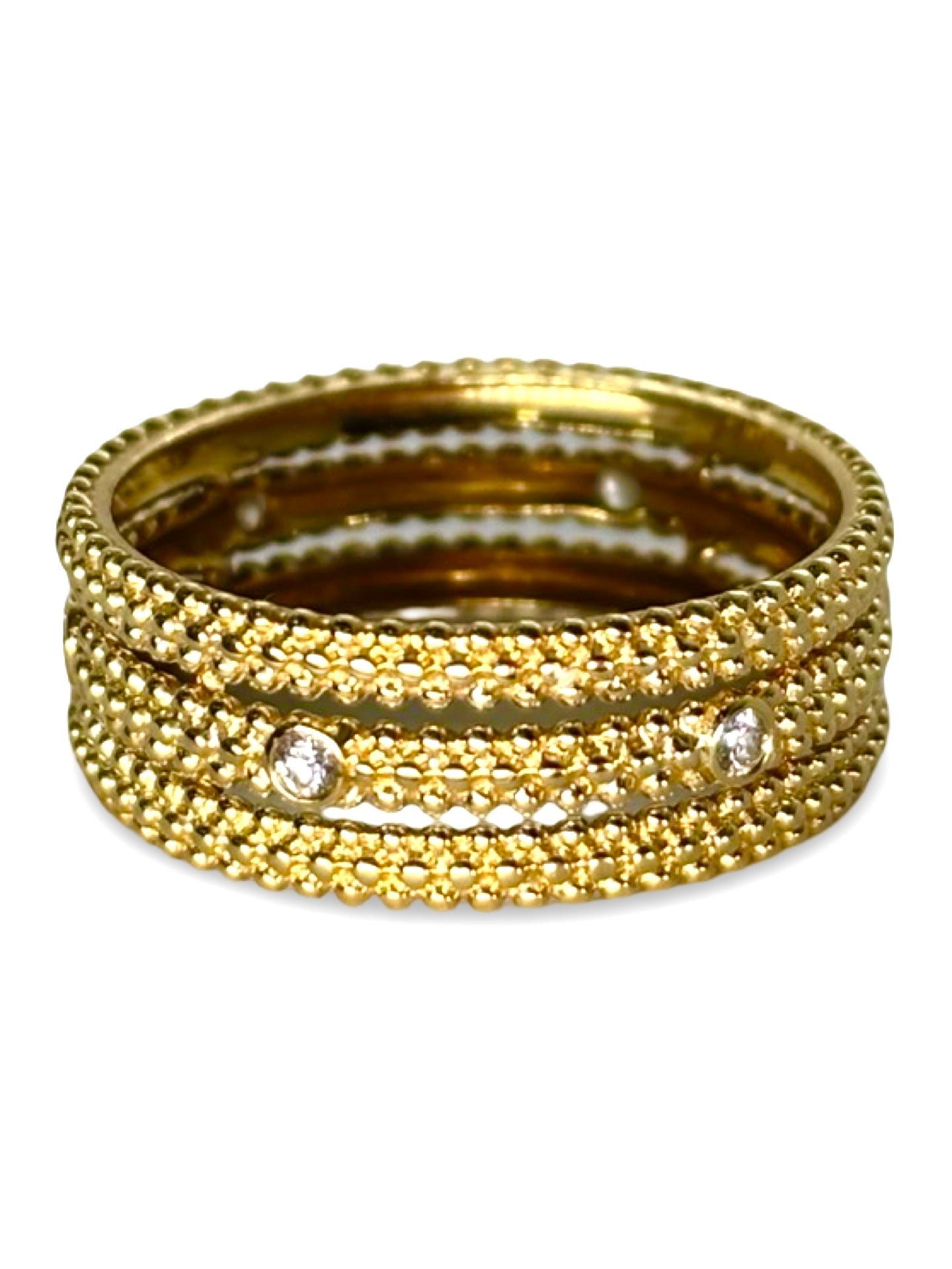 Bague Mauboussin Le Premier Jour en or jaune sertie de diamants, au design élégant et intemporel. Anneau en or jaune poli mettant en valeur un pavage lumineux apportant éclat et raffinement. Bijou de joaillerie idéal pour célébrer un engagement, un anniversaire ou un événement précieux. Style féminin et sophistiqué, parfait pour un porté quotidien ou une occasion spéciale. Bague de luxe en or et diamants alliant tradition joaillière et modernité.