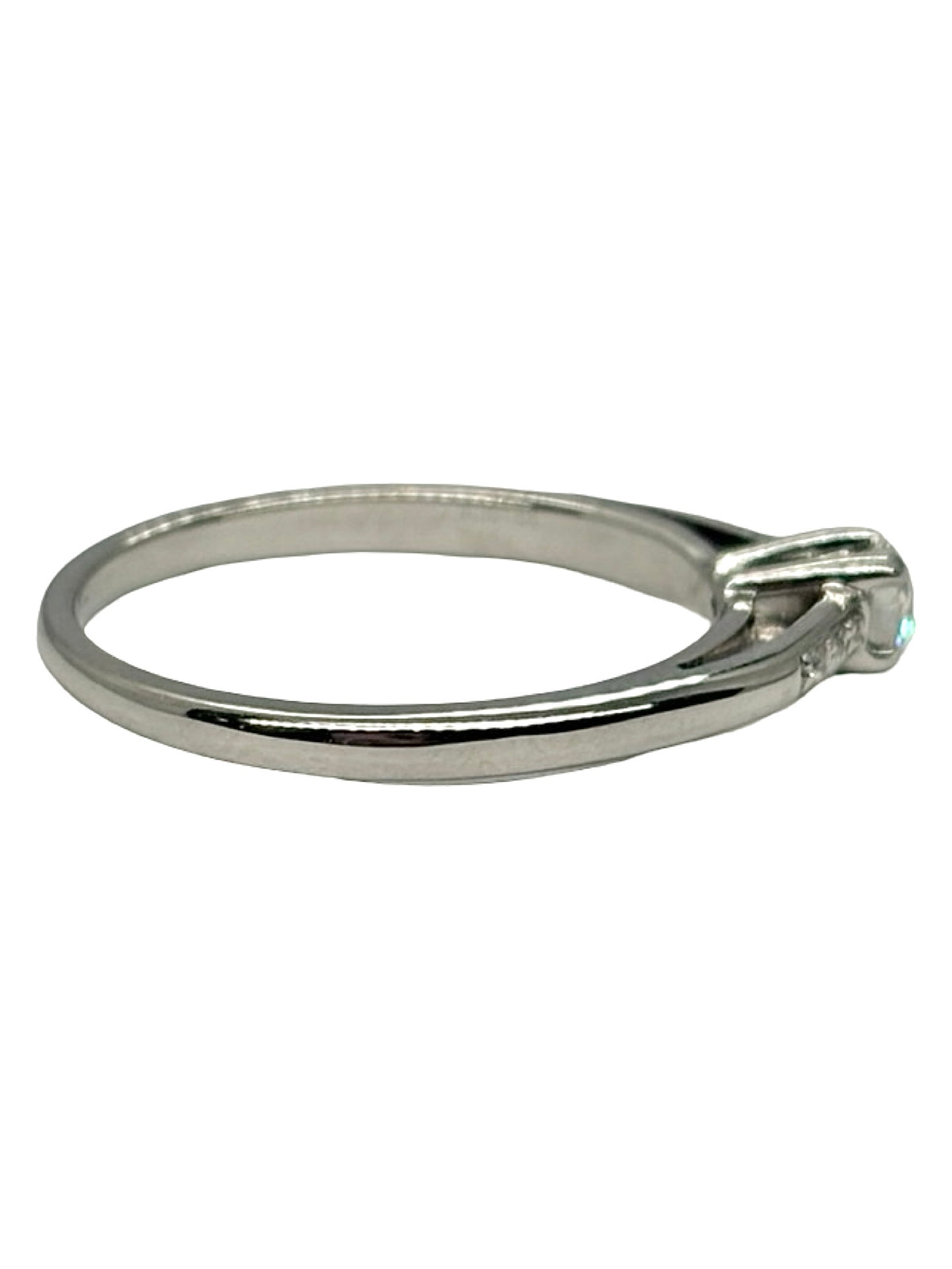 Bague solitaire Mauboussin modèle « Tu es le sel de ma vie » en or blanc 18K (750 millièmes), sublimée par de délicats diamants naturels d’un poids total de 0,13 carat. Ce bijou raffiné de la maison Mauboussin séduit par son design élégant et symbolique, idéal pour exprimer un amour précieux. Cette bague en or blanc et diamants apporte une touche de lumière à chaque main. Un solitaire de luxe intemporel, parfait pour un cadeau romantique ou une occasion spéciale.