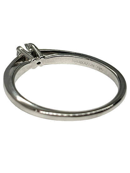 Bague solitaire Mauboussin modèle « Tu es le sel de ma vie » en or blanc 18K (750 millièmes), sublimée par de délicats diamants naturels d’un poids total de 0,13 carat. Ce bijou raffiné de la maison Mauboussin séduit par son design élégant et symbolique, idéal pour exprimer un amour précieux. Cette bague en or blanc et diamants apporte une touche de lumière à chaque main. Un solitaire de luxe intemporel, parfait pour un cadeau romantique ou une occasion spéciale.