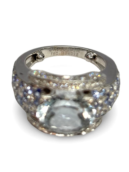 Élégante et raffinée, la bague Éternité Mauboussin en or blanc associe harmonieusement l’aigue-marine, les saphirs et les diamants pour un éclat inégalé. Cette création joaillière sublime le doigt avec ses pierres précieuses aux teintes envoûtantes. Symbole d’amour éternel, elle incarne le savoir-faire d’excellence de la maison Mauboussin. Idéale pour une demande en mariage ou un cadeau précieux, cette bague allie luxe, émotion et intemporalité.
