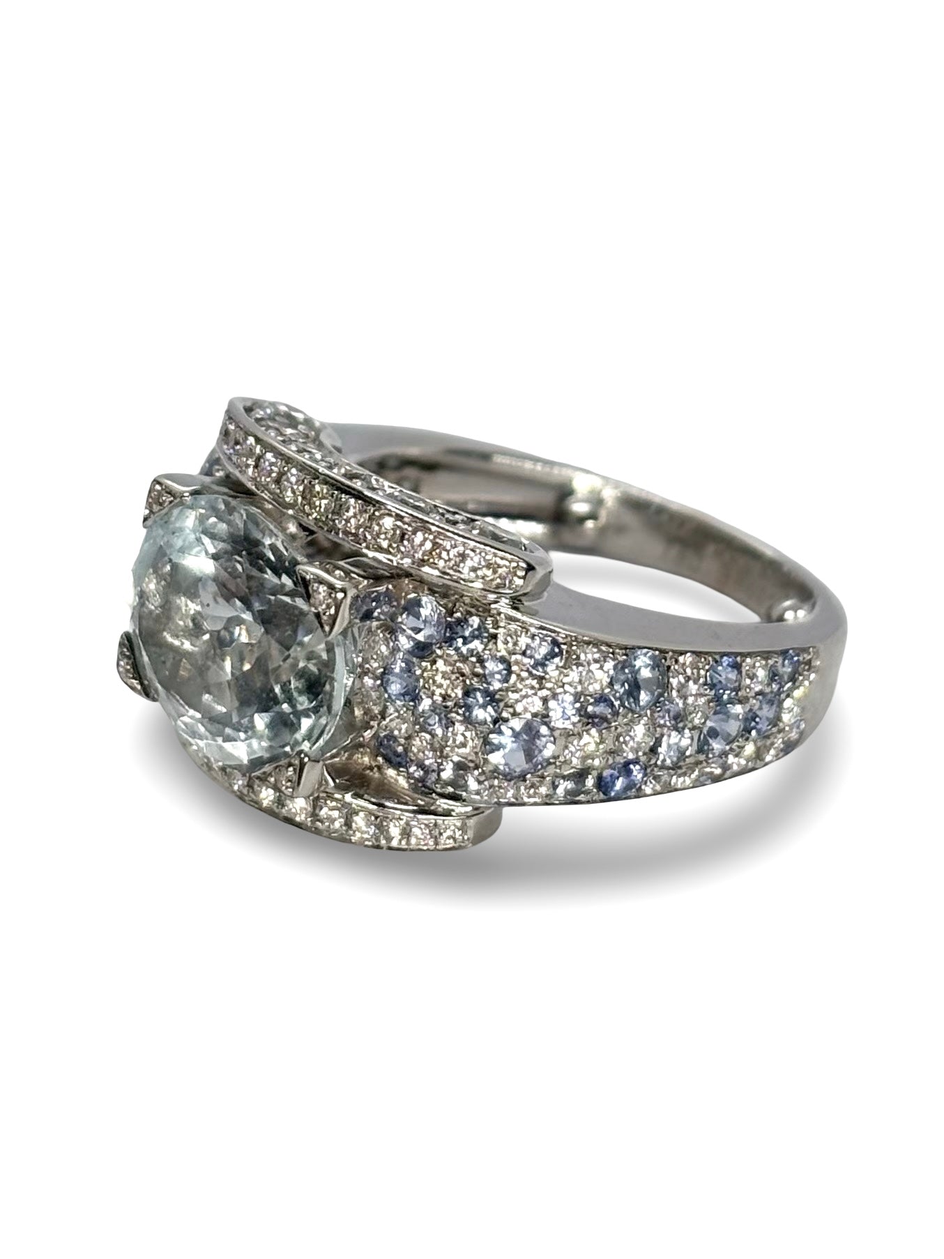 Élégante et raffinée, la bague Éternité Mauboussin en or blanc associe harmonieusement l’aigue-marine, les saphirs et les diamants pour un éclat inégalé. Cette création joaillière sublime le doigt avec ses pierres précieuses aux teintes envoûtantes. Symbole d’amour éternel, elle incarne le savoir-faire d’excellence de la maison Mauboussin. Idéale pour une demande en mariage ou un cadeau précieux, cette bague allie luxe, émotion et intemporalité.