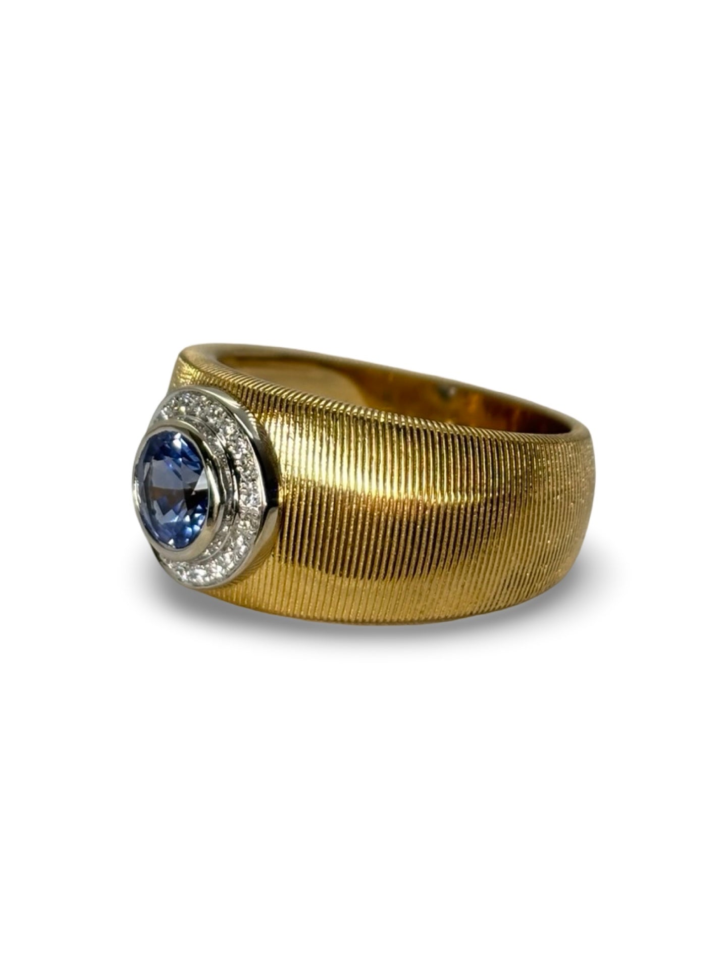 Raffinée et lumineuse, cette bague Mauboussin en or jaune est sertie d’un saphir de 1,1 carat et de diamants totalisant 0,07 carat. Une pièce de joaillerie élégante et intemporelle, parfaite pour sublimer vos tenues ou offrir un cadeau précieux. Bijou d’exception reflétant le savoir-faire et l’élégance de Mauboussin.