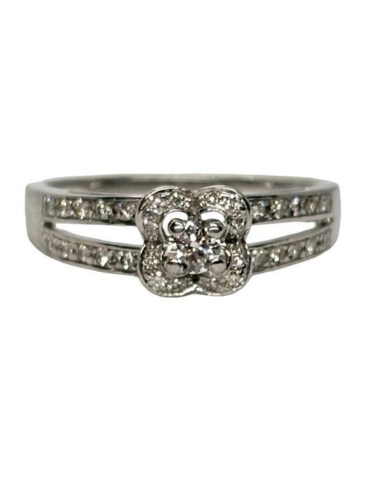 Bague Mauboussin modèle « Chance of Love n°2 » en or blanc 18K (750 millièmes), ornée de diamants naturels pour un poids total de 0,22 carat. Ce bijou raffiné de la maison Mauboussin séduit par son design élégant et contemporain, sublimé par l’éclat délicat des diamants. Cette bague en or blanc et diamants apporte une touche de lumière et de sophistication à chaque tenue. Un bijou de luxe intemporel, idéal pour offrir un cadeau précieux ou célébrer un moment spécial.