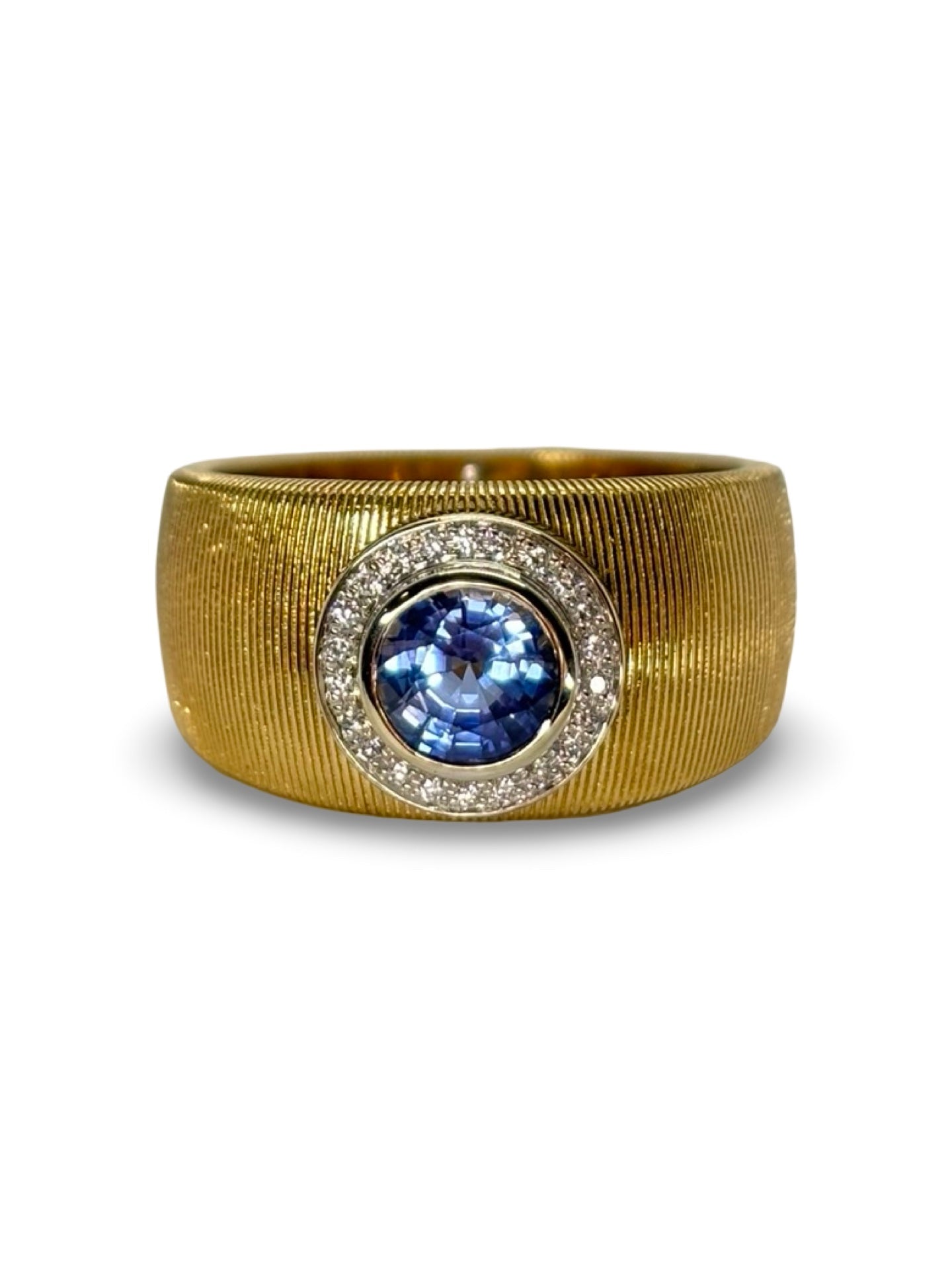 Raffinée et lumineuse, cette bague Mauboussin en or jaune est sertie d’un saphir de 1,1 carat et de diamants totalisant 0,07 carat. Une pièce de joaillerie élégante et intemporelle, parfaite pour sublimer vos tenues ou offrir un cadeau précieux. Bijou d’exception reflétant le savoir-faire et l’élégance de Mauboussin.