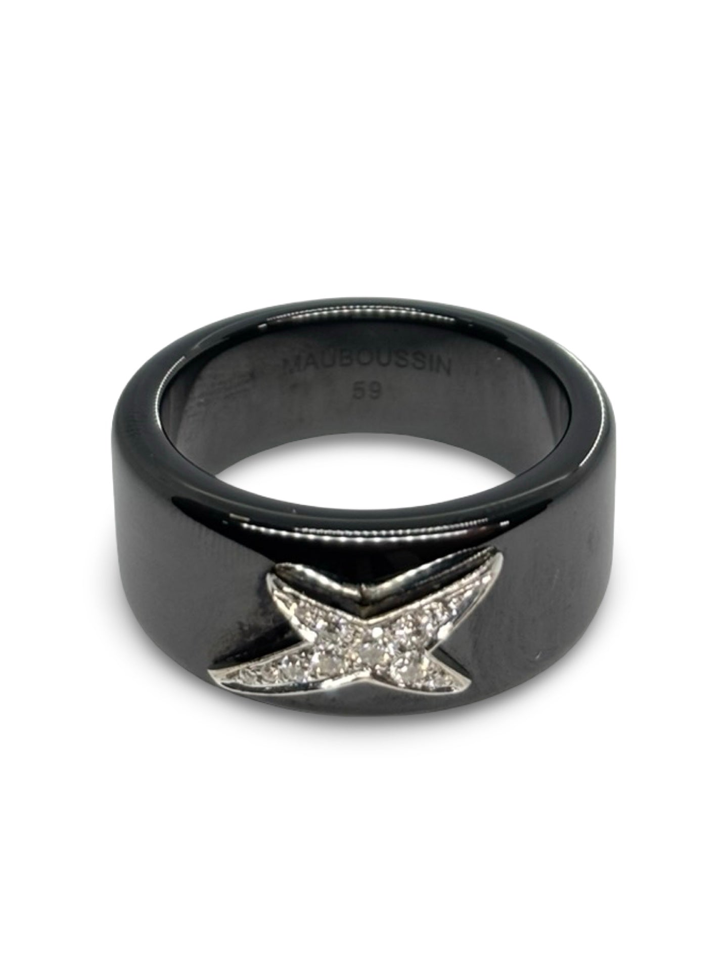 Découvrez la bague Mauboussin Étoile du Démon, un bijou d’exception au design raffiné. Symbole d’élégance et de caractère, cette création de haute joaillerie séduit par son éclat et son originalité. Parfaite pour sublimer chaque tenue, elle incarne le savoir-faire prestigieux de la maison Mauboussin.