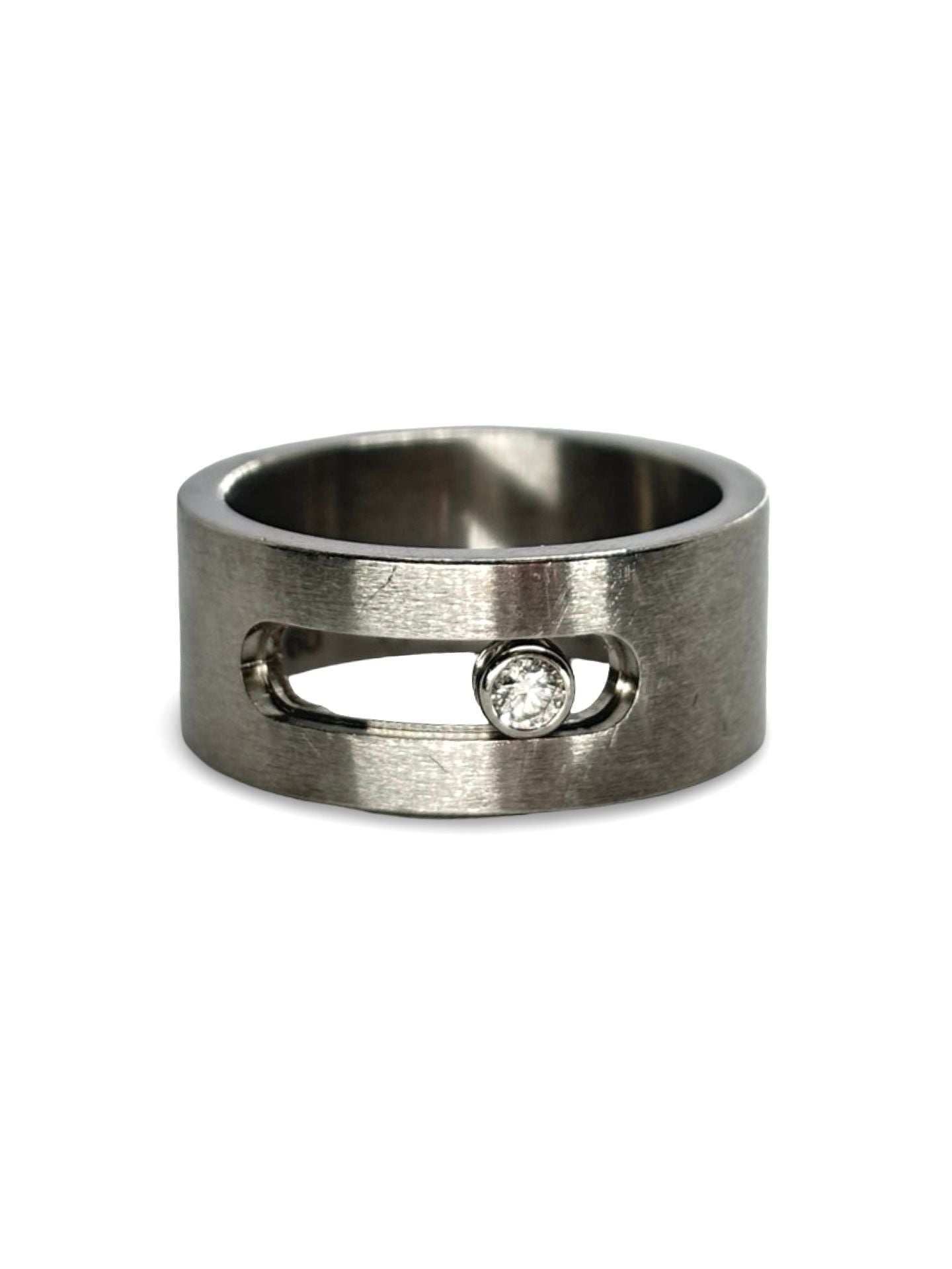 Sublimez votre style avec la bague Messika Move, une pièce joaillière emblématique au design moderne et raffiné. Cet anneau d’exception, issu de la célèbre collection Move de Messika, incarne l’élégance intemporelle. Ce bijou Messika Move, véritable création haut de gamme, séduit par son éclat et son raffinement.