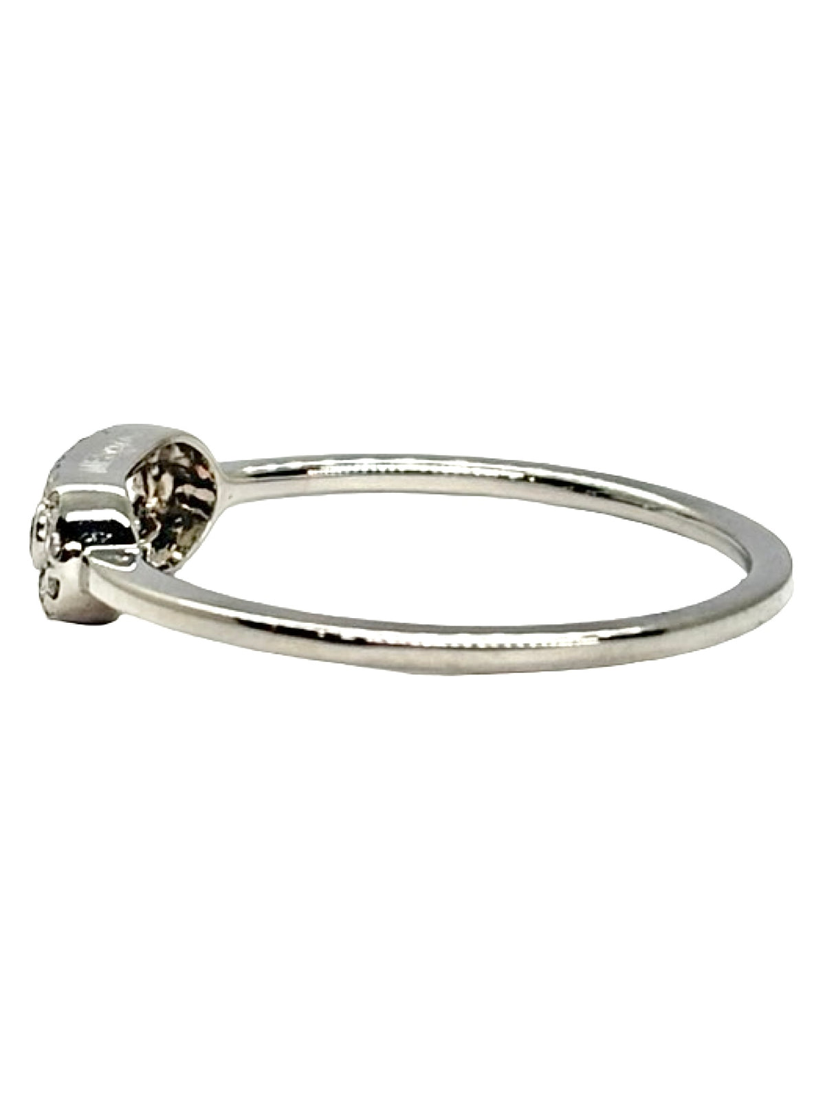 Bague Messika Move Uno en or blanc 18K sertie de diamants totalisant 0,15 ct. Cette bague de joaillerie signée Messika associe l’élégance de l’or blanc 18 carats à l’éclat délicat des diamants. Inspirée du célèbre modèle Move Uno, cette bague diamant séduit par son design contemporain, raffiné et intemporel. Un bijou précieux et élégant, idéal à porter au quotidien ou pour compléter une collection de bijoux en or blanc.
