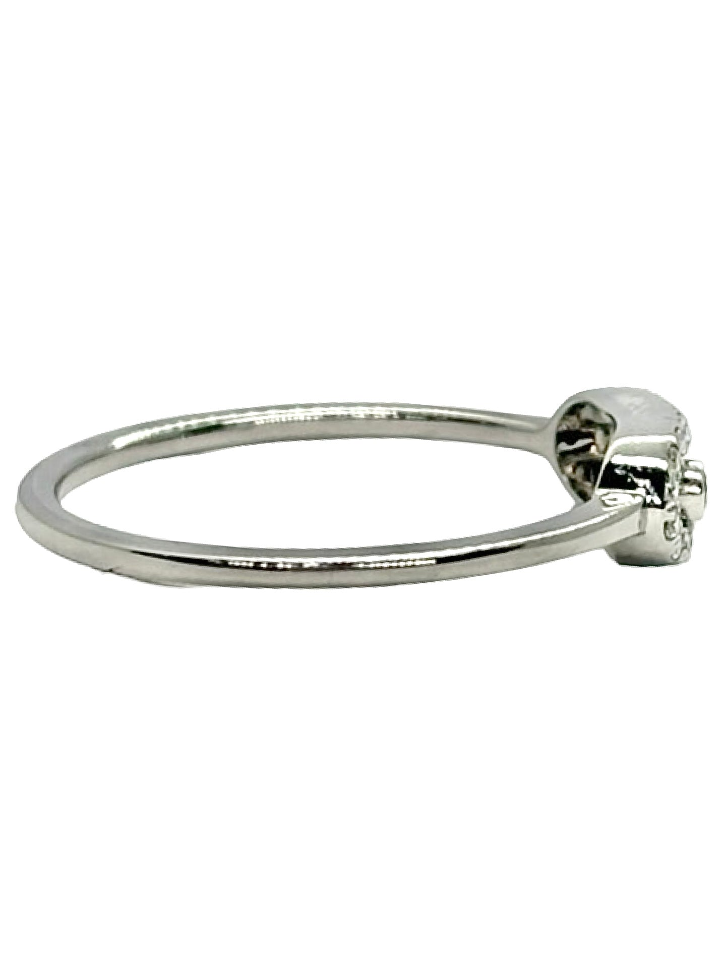 Bague Messika Move Uno en or blanc 18K sertie de diamants totalisant 0,15 ct. Cette bague de joaillerie signée Messika associe l’élégance de l’or blanc 18 carats à l’éclat délicat des diamants. Inspirée du célèbre modèle Move Uno, cette bague diamant séduit par son design contemporain, raffiné et intemporel. Un bijou précieux et élégant, idéal à porter au quotidien ou pour compléter une collection de bijoux en or blanc.
