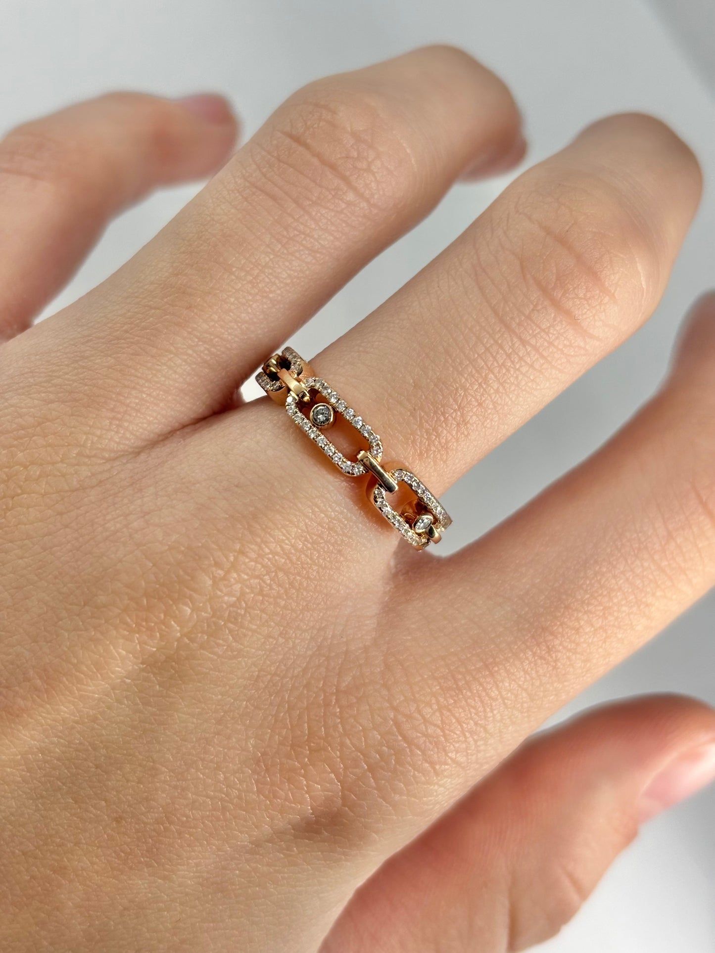 Bague Messika Pavée Move Link en or rose 18 carats sertie de diamants pour un total de 0,43 carat. Ce bijou raffiné séduit par son design contemporain et l’éclat délicat de ses diamants pavés. Élégante et lumineuse, cette bague en or rose incarne le savoir-faire joaillier et s’impose comme un choix idéal pour sublimer une tenue ou offrir un cadeau précieux.